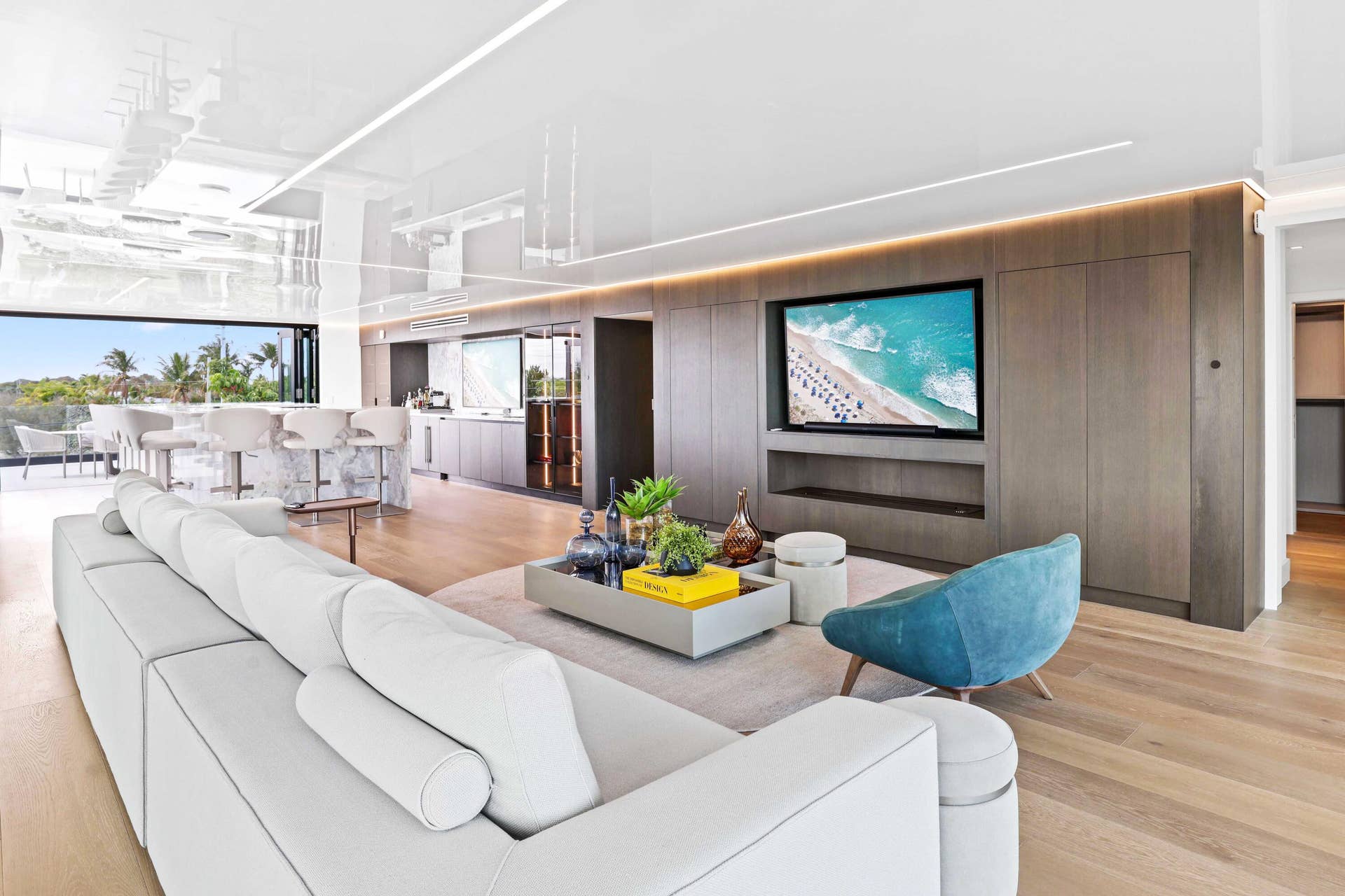 237 Elwa Place, West Palm Beach, FL 33405 Entertaining Bar and Lounge