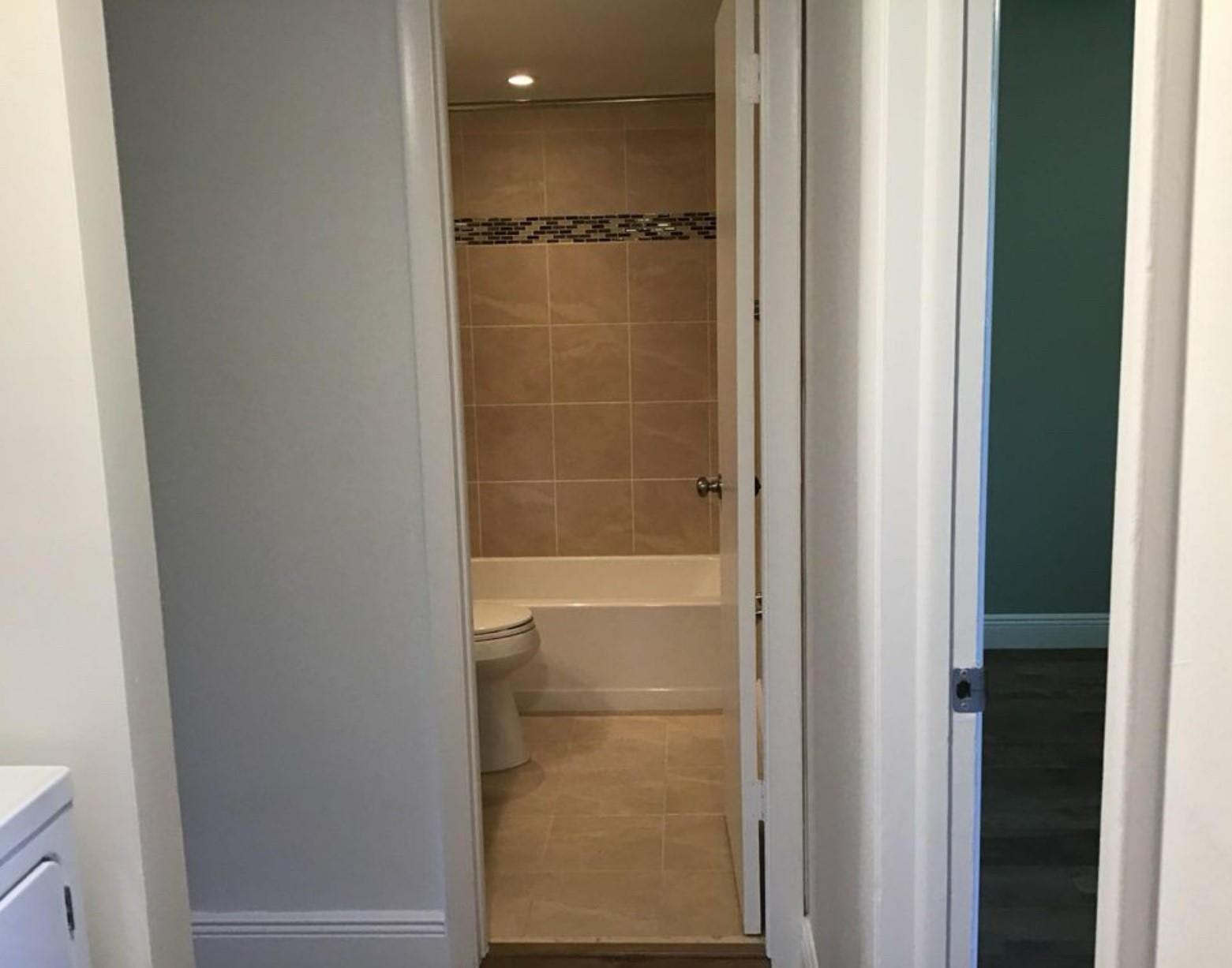 7173 ORANGE Drive, #220B, Davie, Davie, FL 33314 2nd Bath