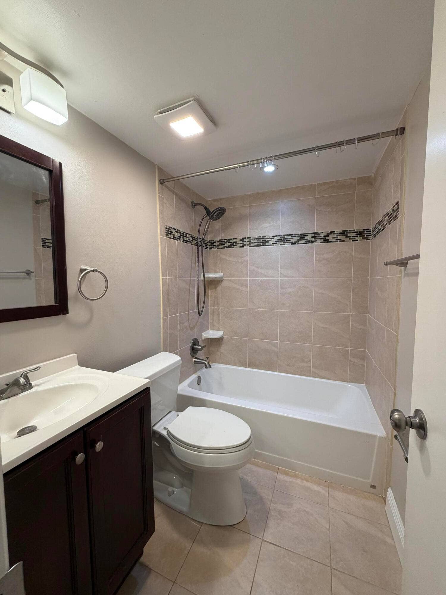7173 ORANGE Drive, #220B, Davie, Davie, FL 33314 2ND BATHROOM