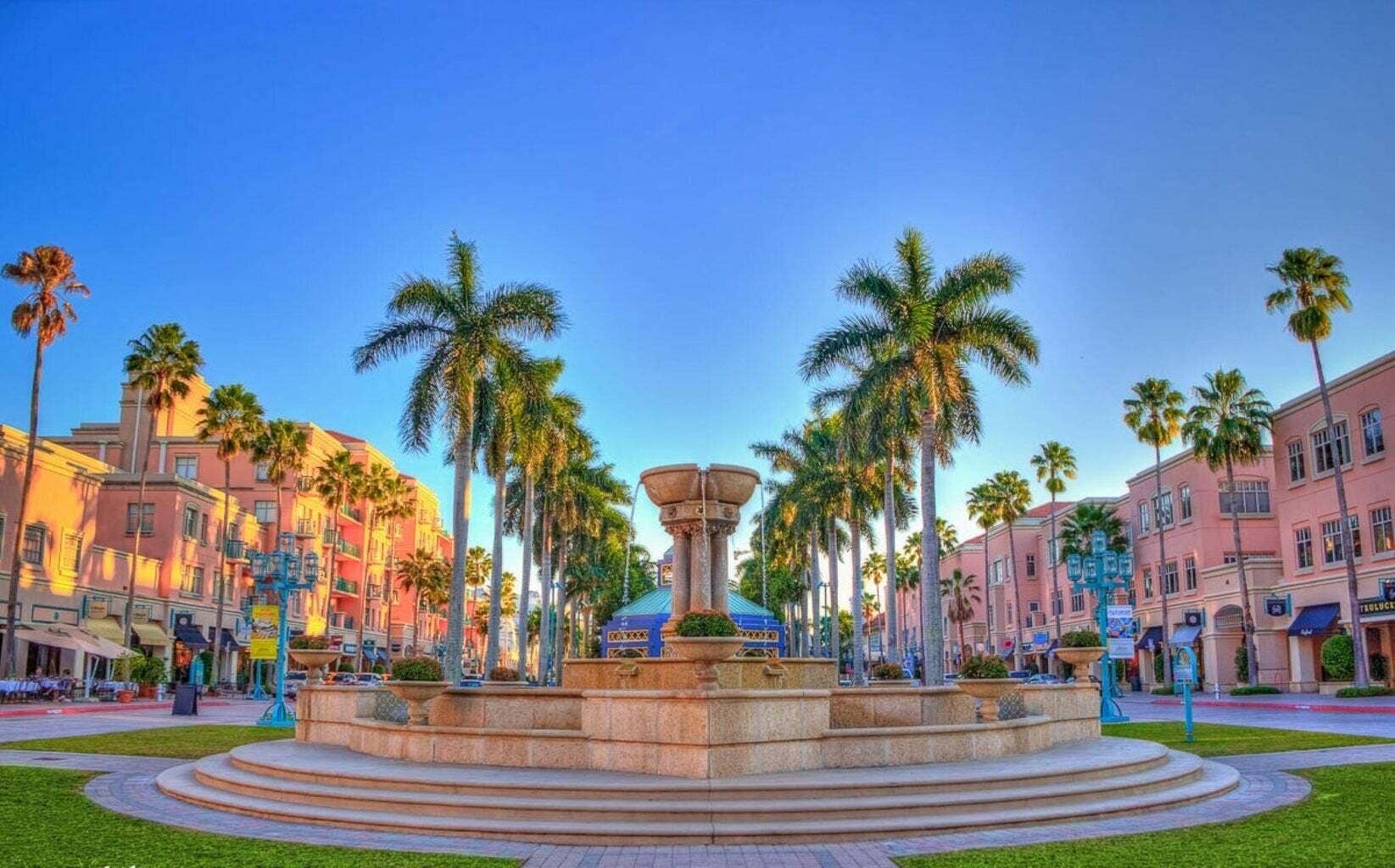 17316 Antigua Point Way, Boca Raton, FL 33487 Close to great shops & restauants!