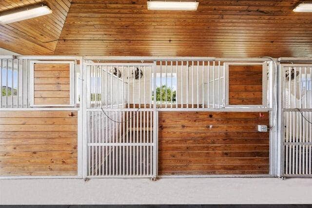 14168 Belmont Lane, Wellington, FL 33414 Interior Stalls