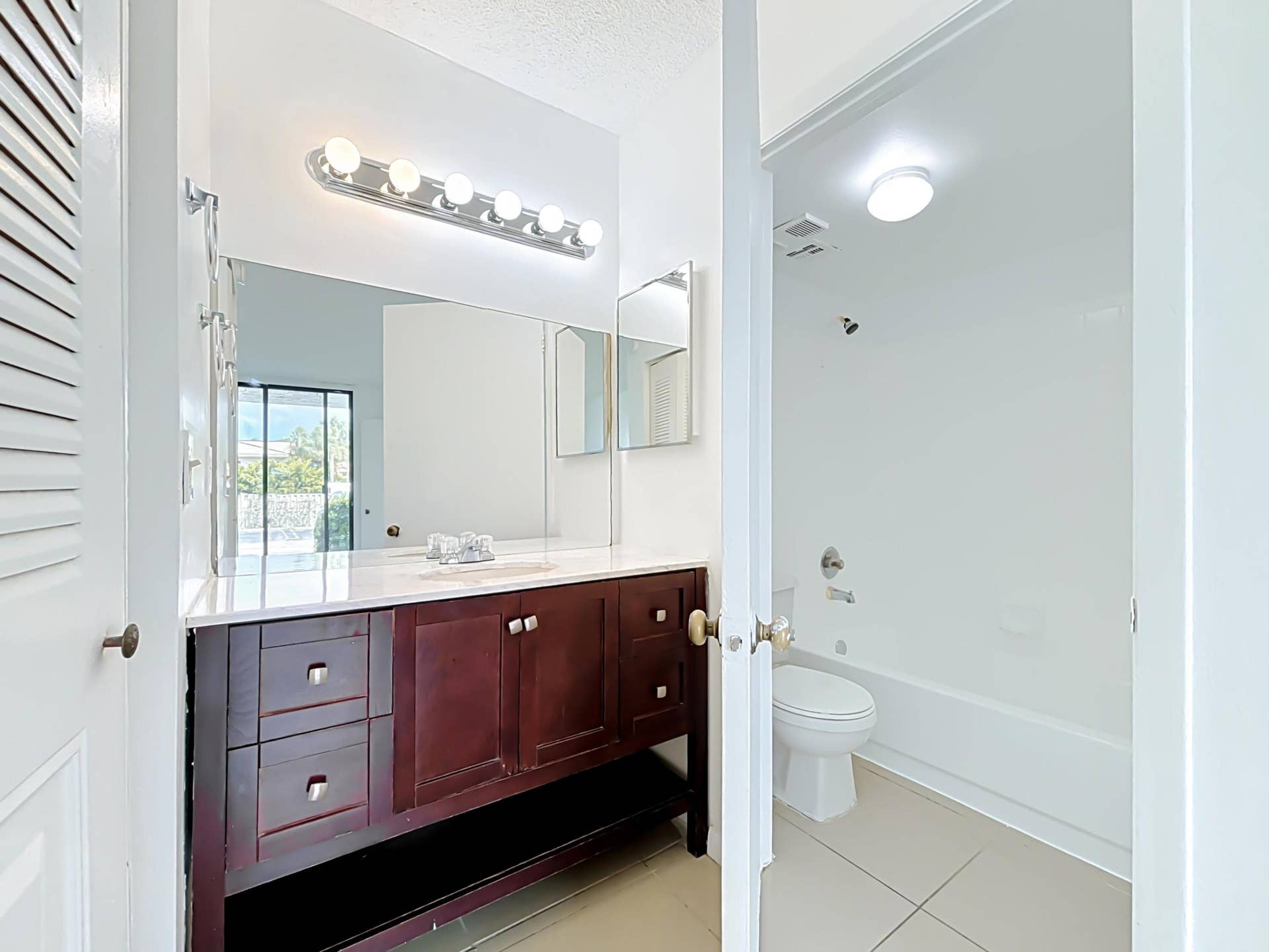 708 EXECUTIVE CENTER Drive, #12, West Palm Beach, FL 33401 708 Executive Center Drive #12-31
