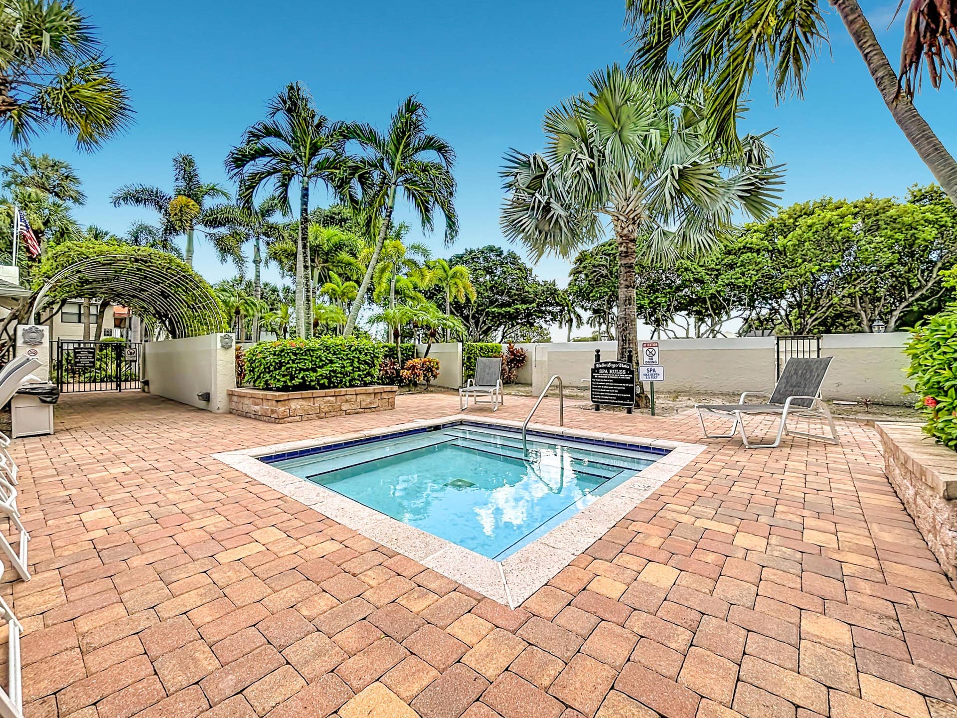 708 EXECUTIVE CENTER Drive, #12, West Palm Beach, FL 33401 708 Executive Center Drive #12-40