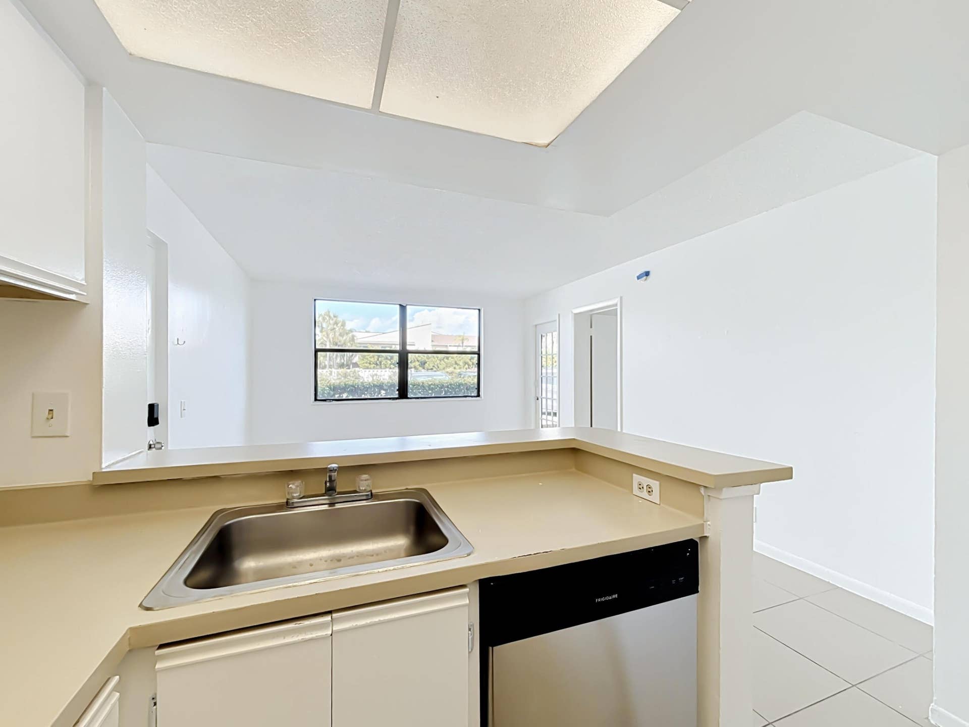 708 EXECUTIVE CENTER Drive, #12, West Palm Beach, FL 33401 708 Executive Center Drive #12-17