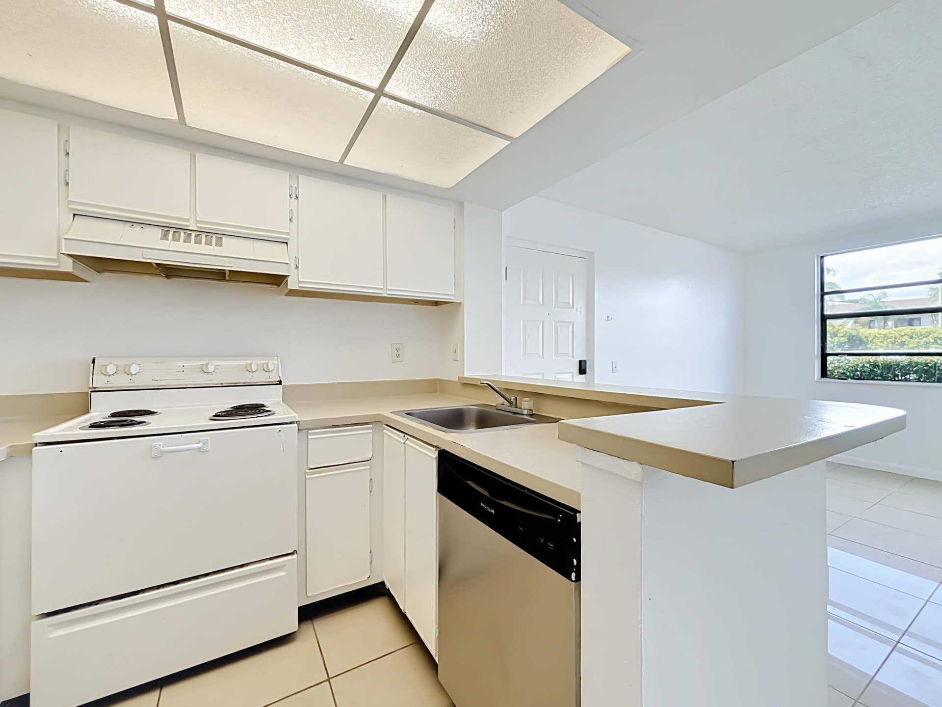 708 EXECUTIVE CENTER Drive, #12, West Palm Beach, FL 33401 708 Executive Center Drive #12-16