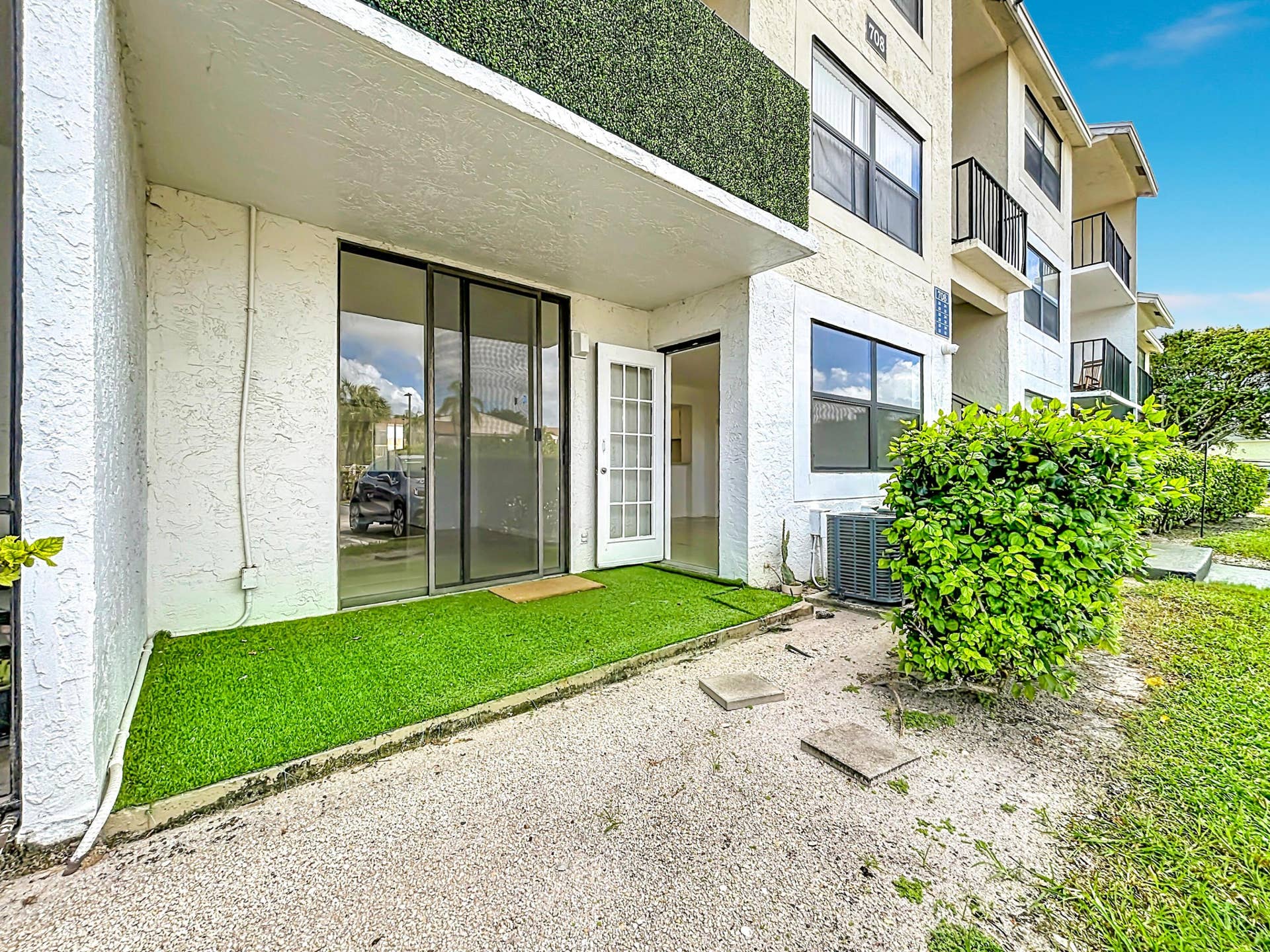 708 EXECUTIVE CENTER Drive, #12, West Palm Beach, FL 33401 708 Executive Center Drive #12-35