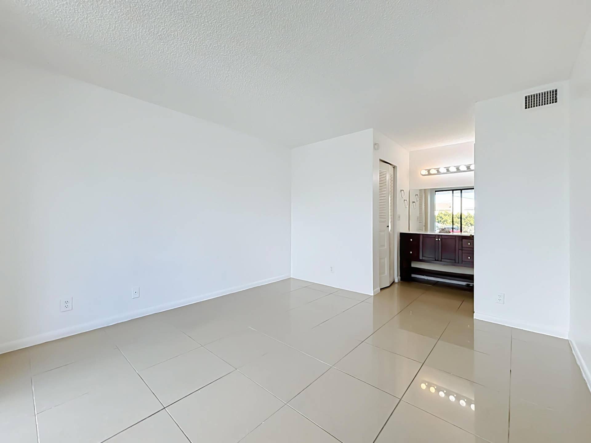 708 EXECUTIVE CENTER Drive, #12, West Palm Beach, FL 33401 708 Executive Center Drive #12-25