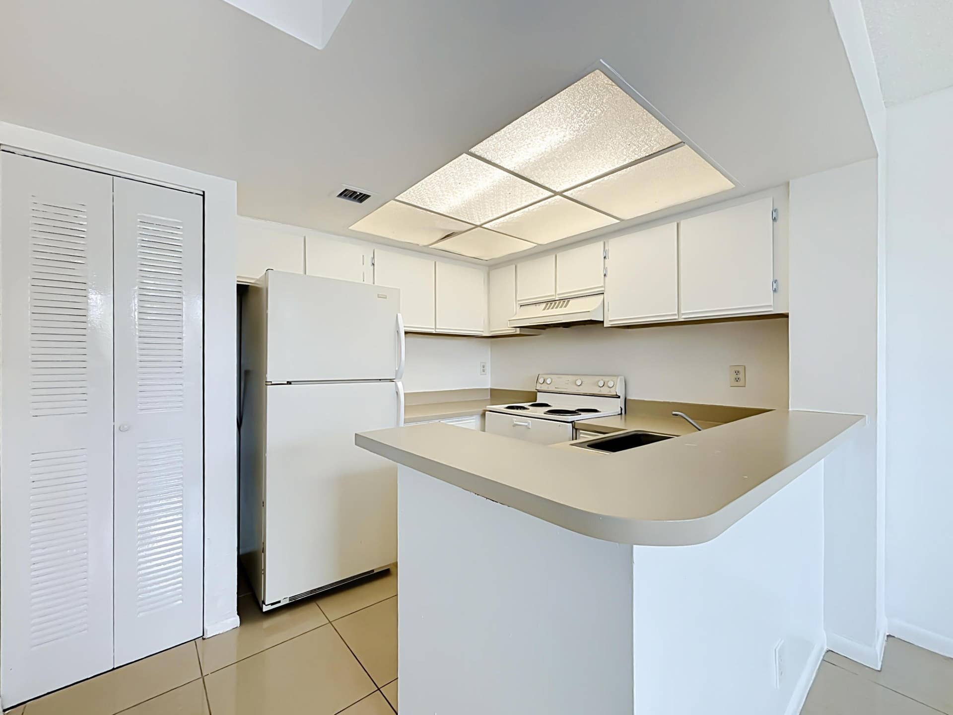 708 EXECUTIVE CENTER Drive, #12, West Palm Beach, FL 33401 708 Executive Center Drive #12-14