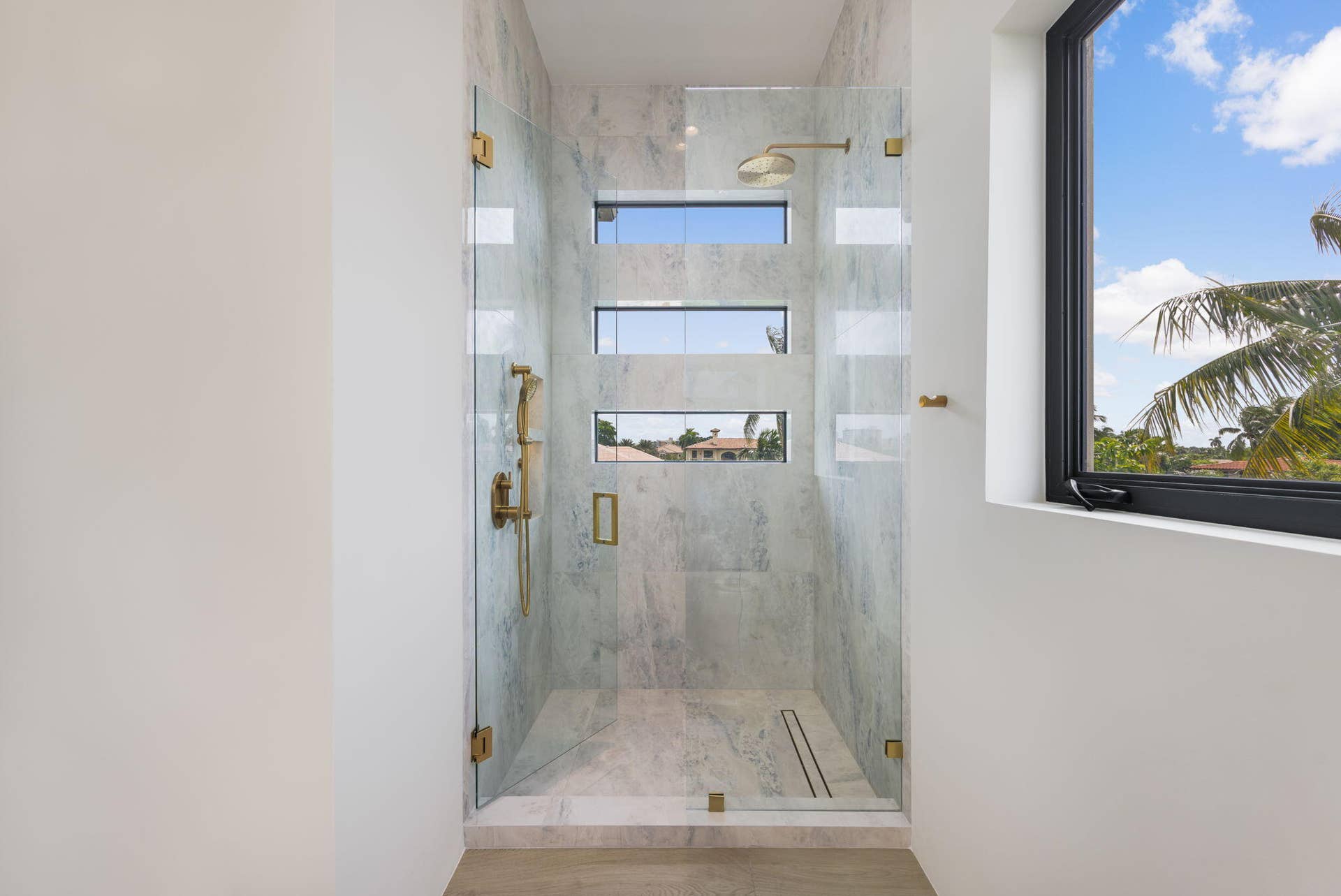 2921 NE 23RD Street, Pompano Beach, FL 33062 Bath 1 upstairs shower
