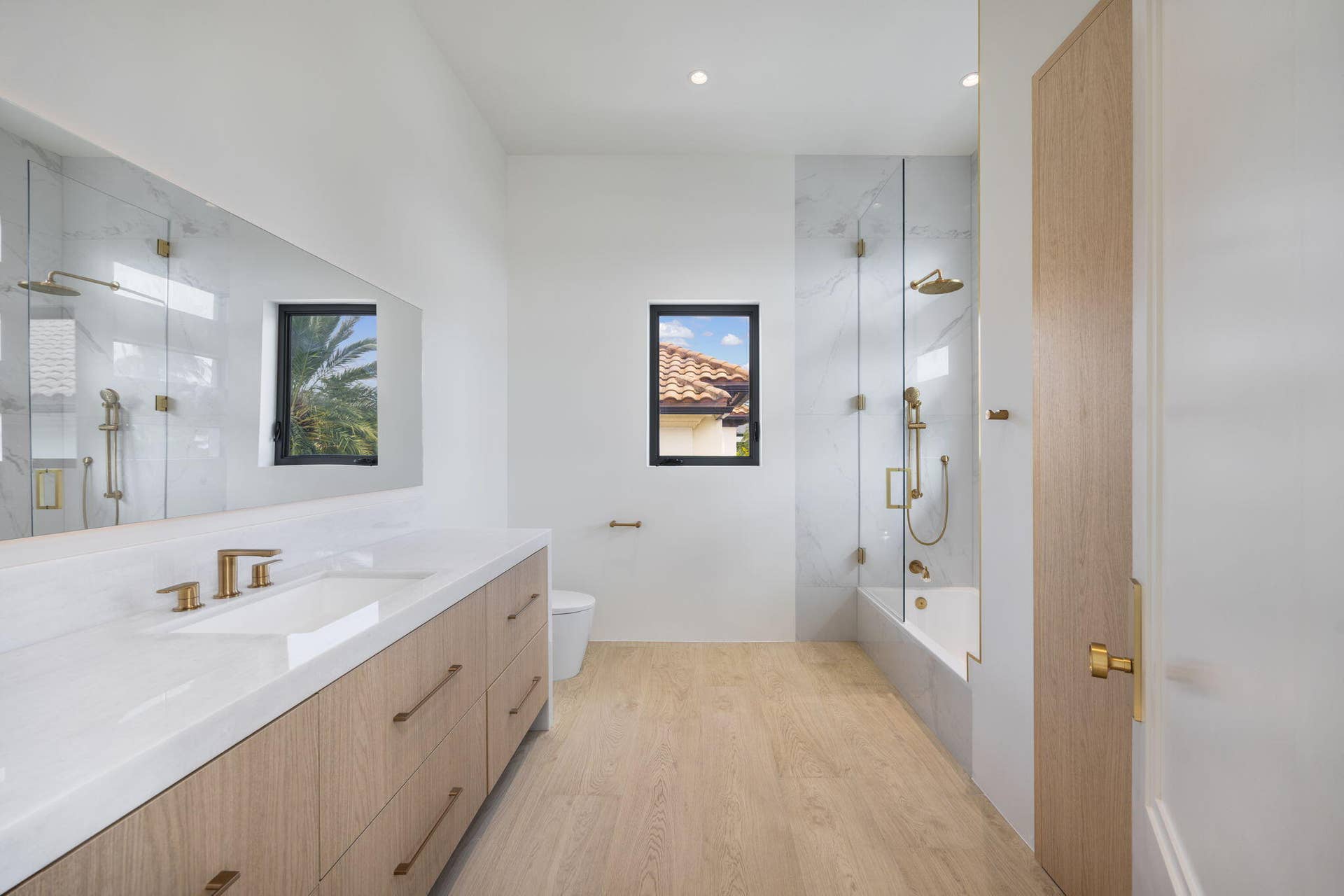 2921 NE 23RD Street, Pompano Beach, FL 33062 Bathroom 3 oversized vanity smart toilet w/ bathtub - 2nd floor