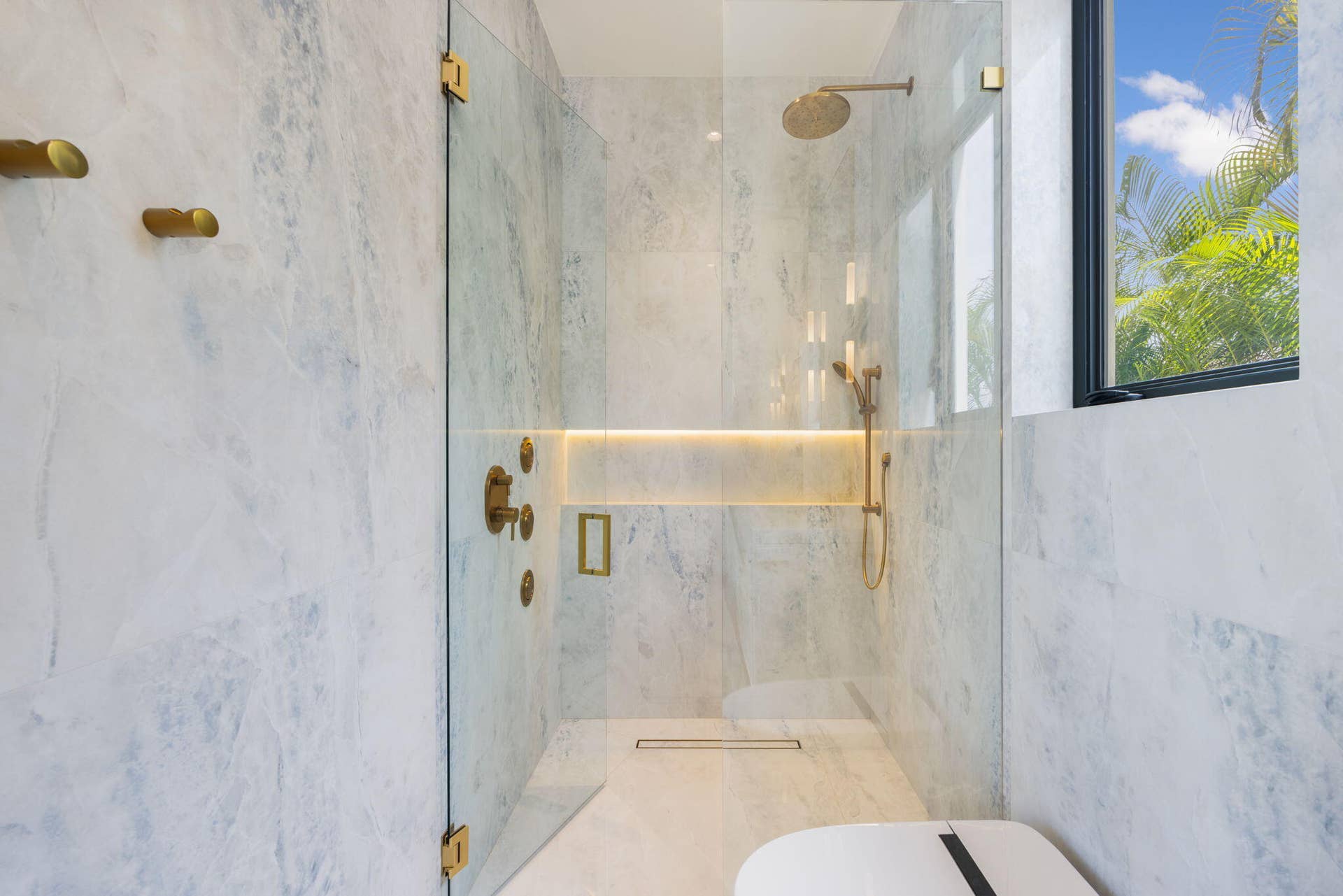 2921 NE 23RD Street, Pompano Beach, FL 33062 cabana bathroom with led in niche