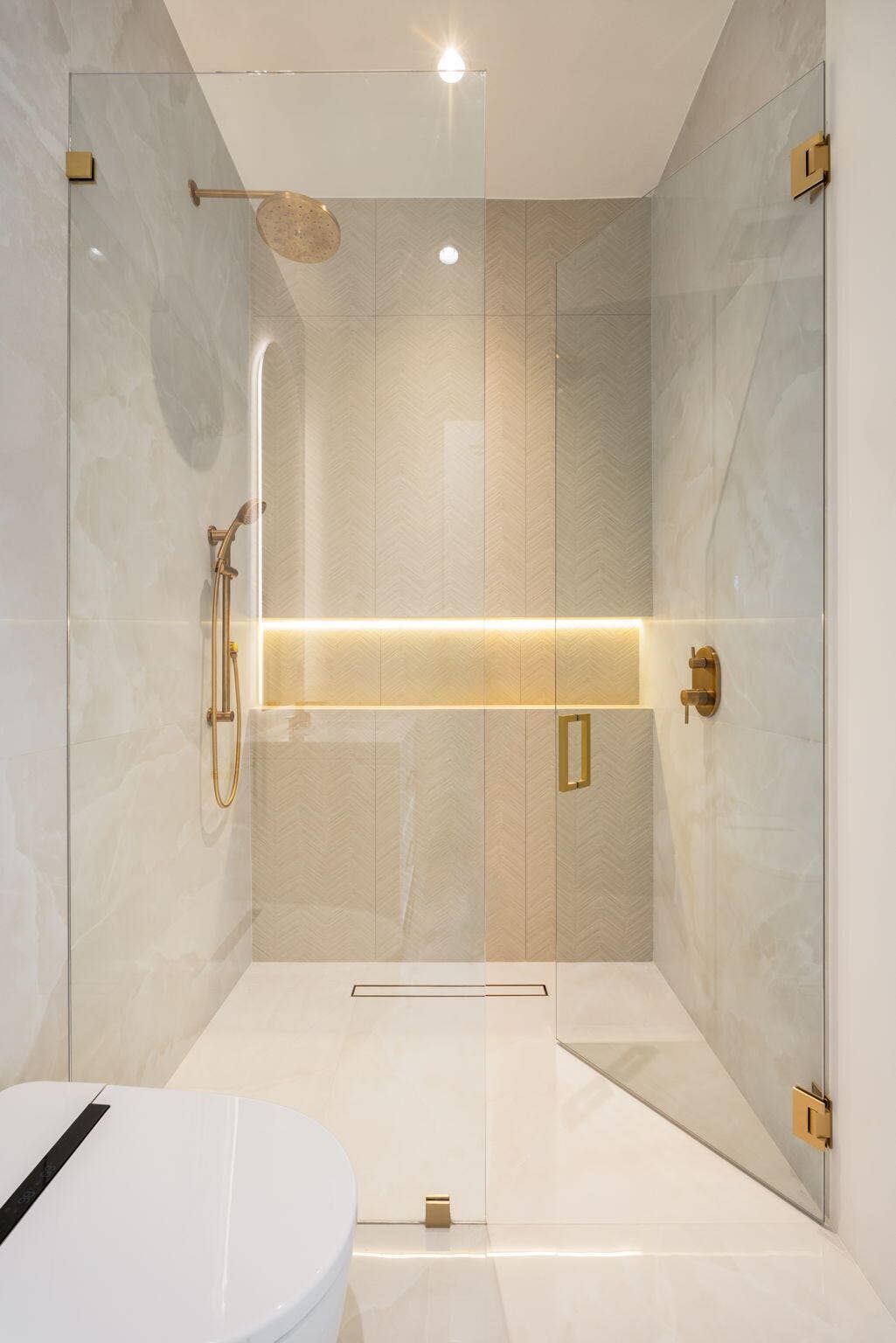 2921 NE 23RD Street, Pompano Beach, FL 33062 Guest Bath photo 2 - 1st floor