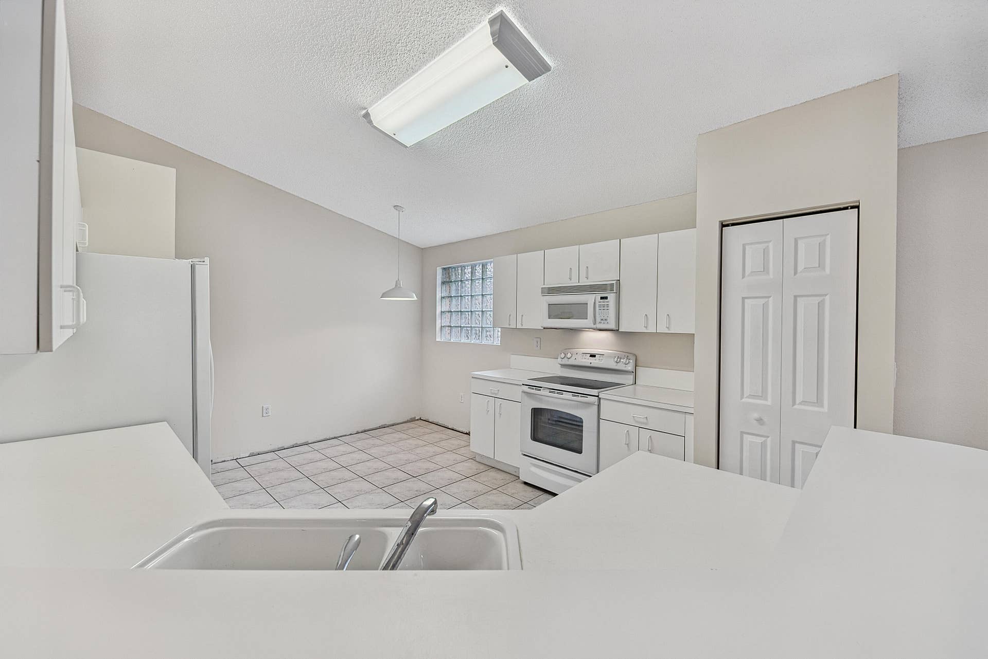 16416 SAPPHIRE Street, Weston, FL 33331 kitchen