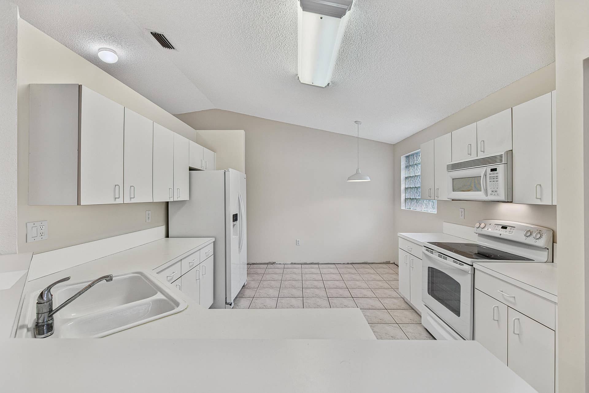 16416 SAPPHIRE Street, Weston, FL 33331 kitchen