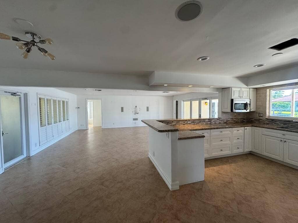 330 SE 10TH Street, Pompano Beach, FL 33060 2d01ba27-7df9-40d3-9192-2126bff31b01