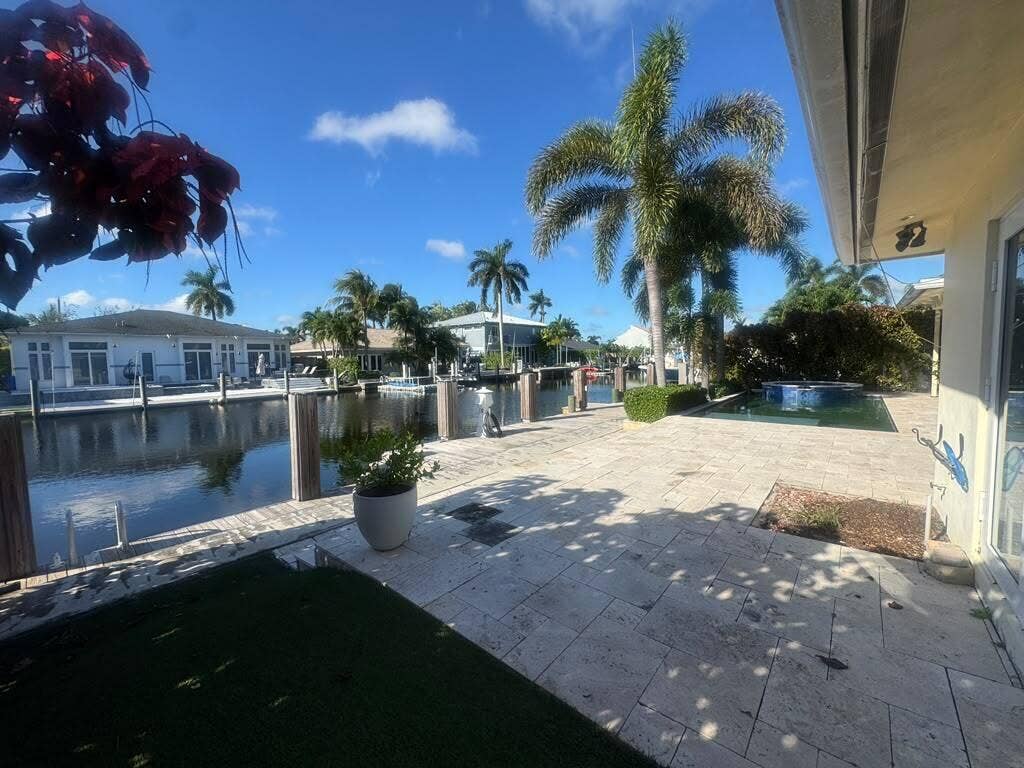 330 SE 10TH Street, Pompano Beach, FL 33060 31b66158-d91f-4688-975e-45554faf4bdc