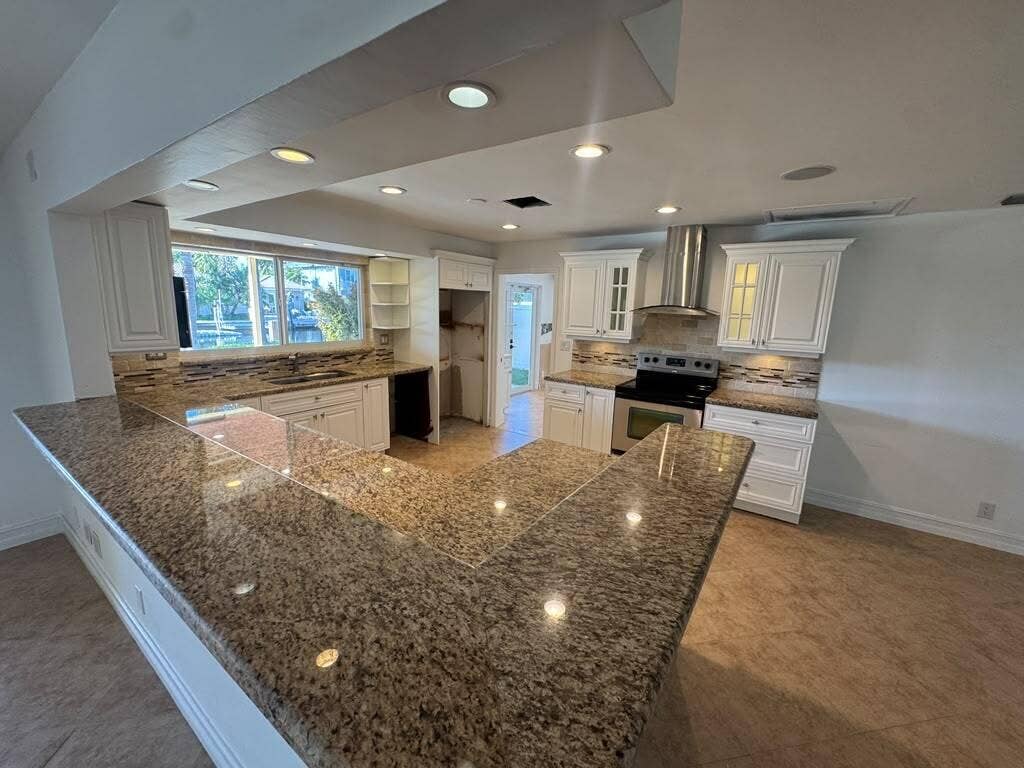 330 SE 10TH Street, Pompano Beach, FL 33060 35cc5bb5-fb25-4f35-9a76-06bccaa32f9d