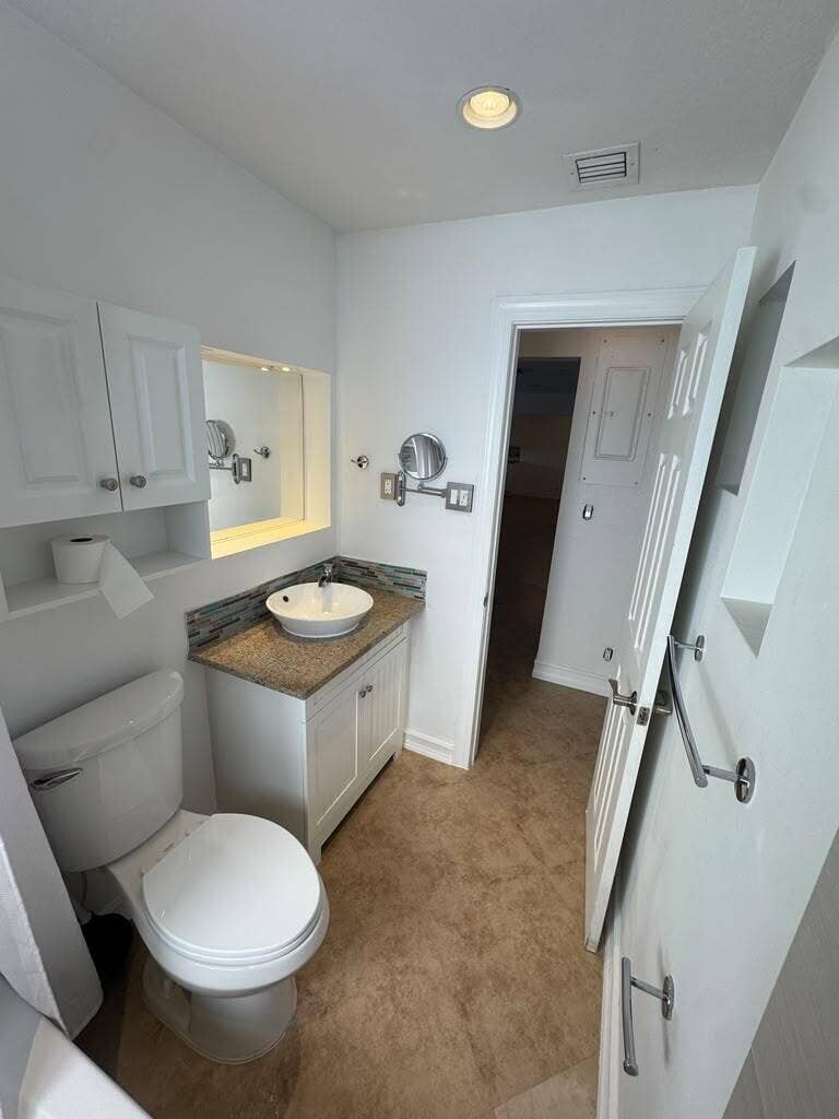 330 SE 10TH Street, Pompano Beach, FL 33060 e7d9d4a2-5370-41e7-8bfd-744ed2e1c5c0
