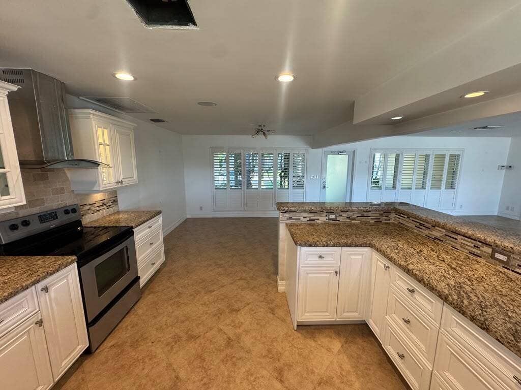 330 SE 10TH Street, Pompano Beach, FL 33060 d103b45a-faea-48e4-83fa-44490879e06f