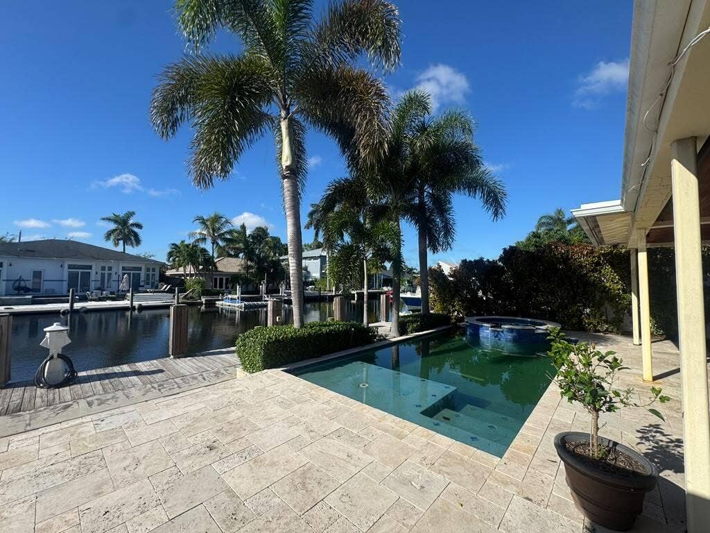 330 SE 10TH Street, Pompano Beach, FL 33060 833e9692-7e48-47ec-afa5-b098991111bd
