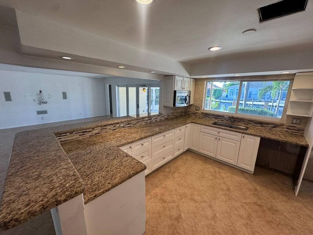 330 SE 10TH Street, Pompano Beach, FL 33060 6a08616a-b3d9-4e7d-b5ef-e85c95e6134f