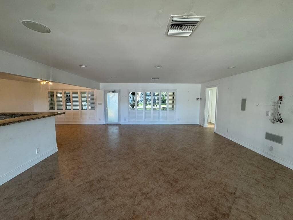 330 SE 10TH Street, Pompano Beach, FL 33060 e62b0d70-2ddf-4be2-beac-dc7396d69b99