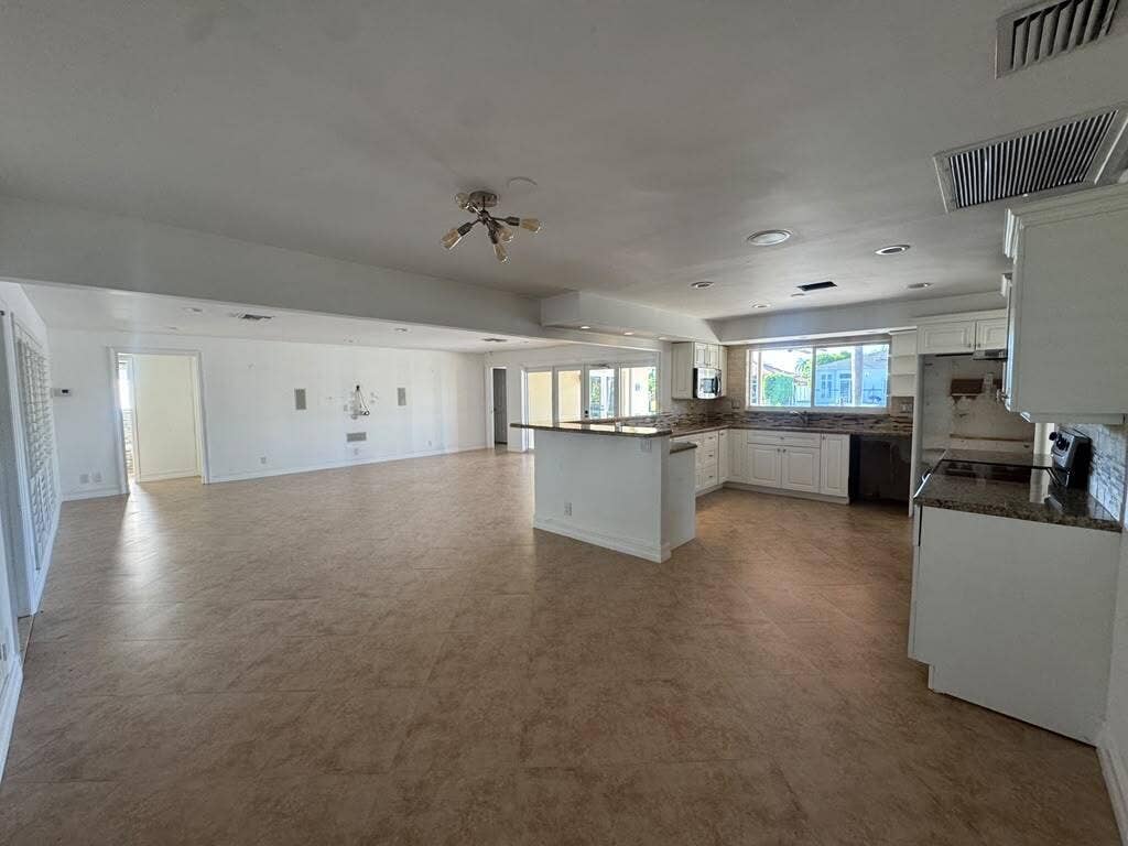 330 SE 10TH Street, Pompano Beach, FL 33060 aa67133b-ff39-400c-9e77-9e6489e3abae