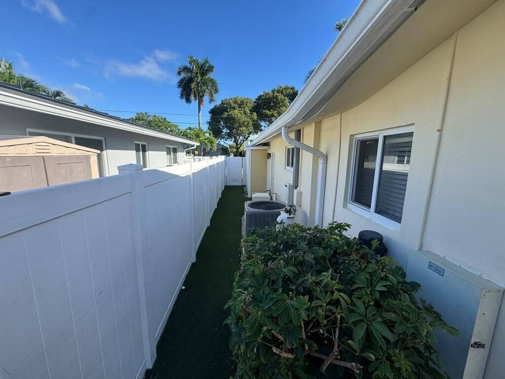 330 SE 10TH Street, Pompano Beach, FL 33060 c97c2804-468a-43df-8591-5eb58180e561