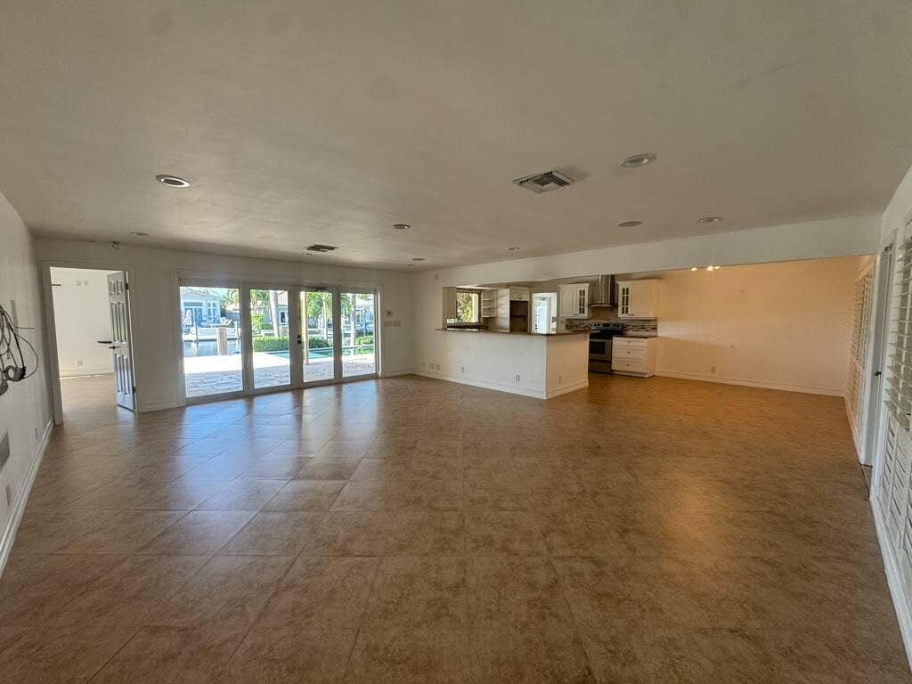 330 SE 10TH Street, Pompano Beach, FL 33060 499f673b-4467-4b52-998d-ec2062bfa2cb