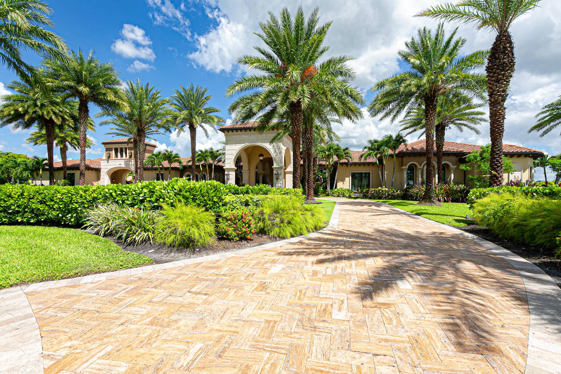 15855 Barnstormer Court, Wellington, FL 33414 17 CirclerDrive way