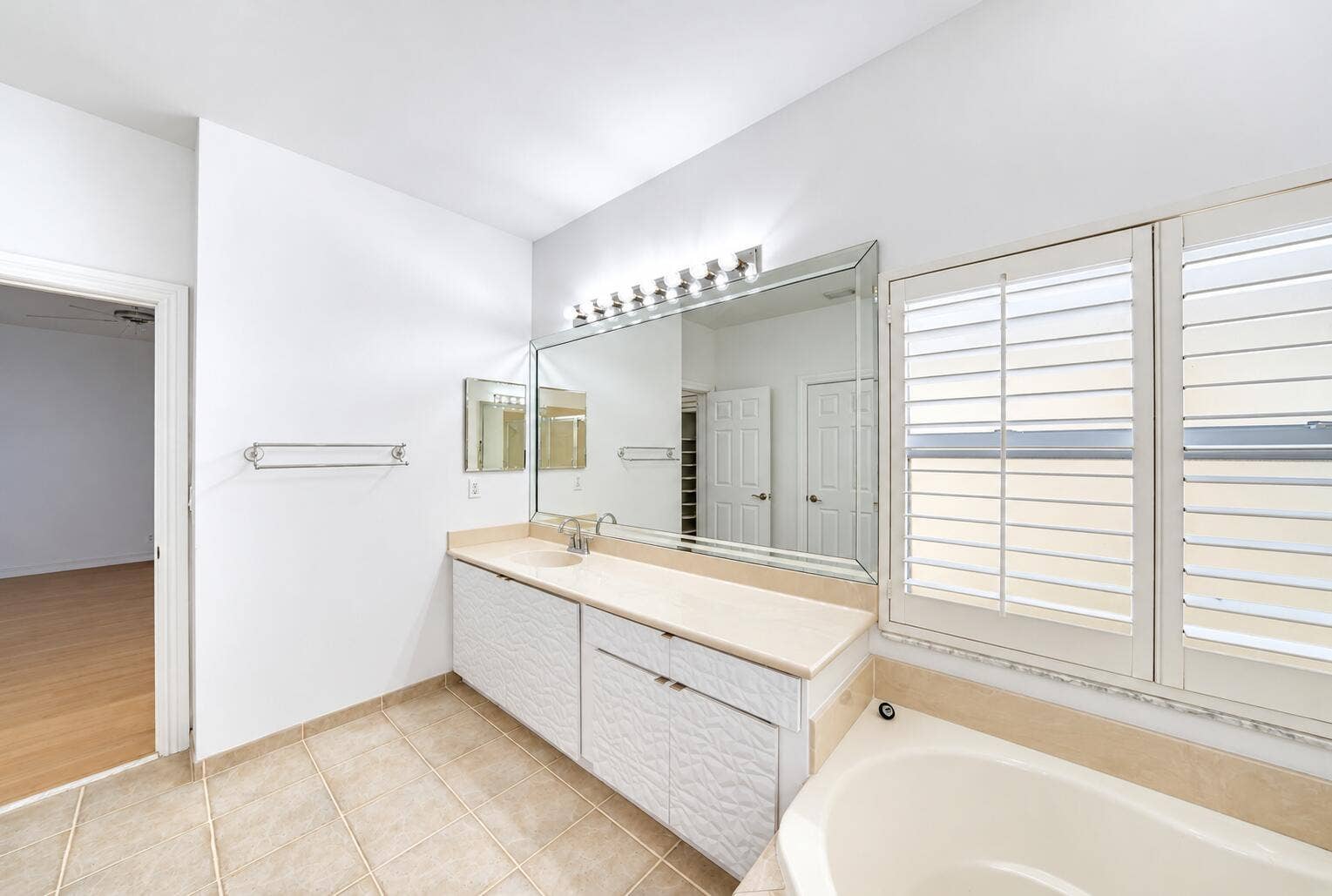 11289 NW 65TH Manor, Parkland, FL 33076 Bright Modern Bathroom with Soaking Tub