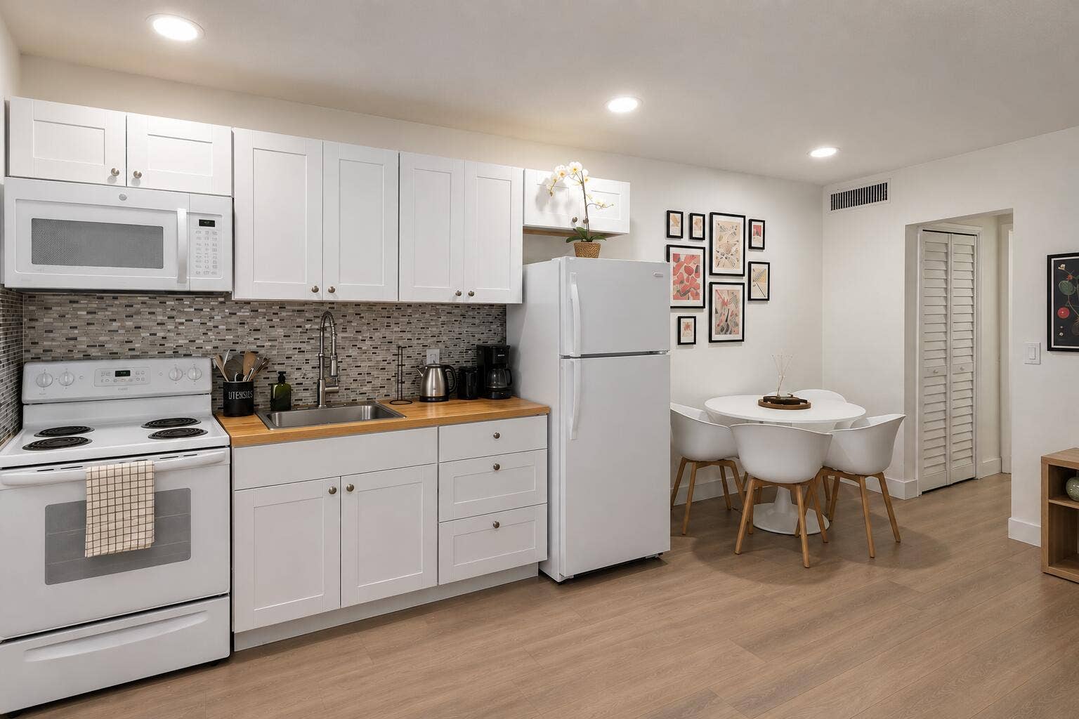 704 NE 8th Street, #4, Hallandale Beach, FL 33009 Bright Modern Kitchen