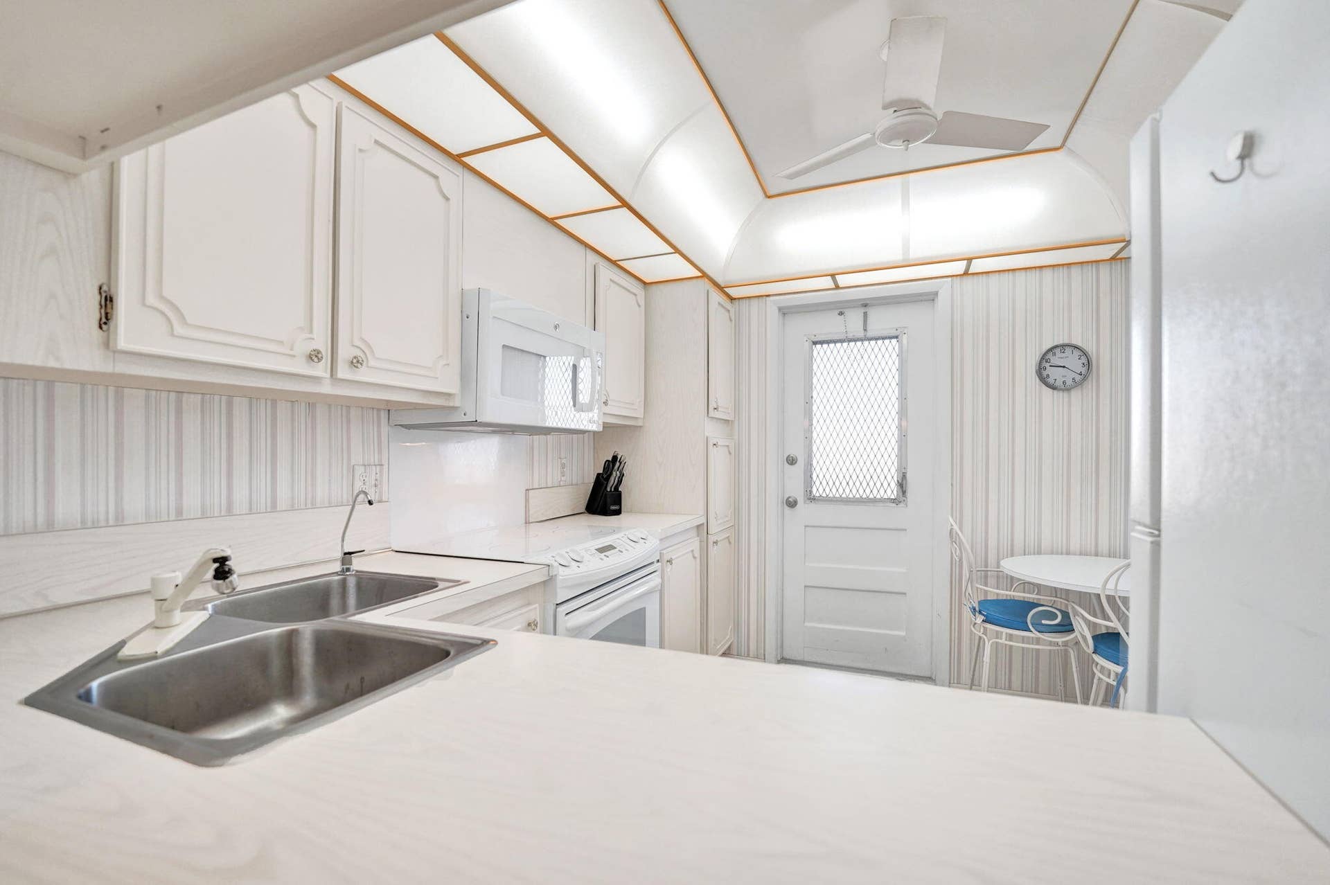 Eat-In Kitchen