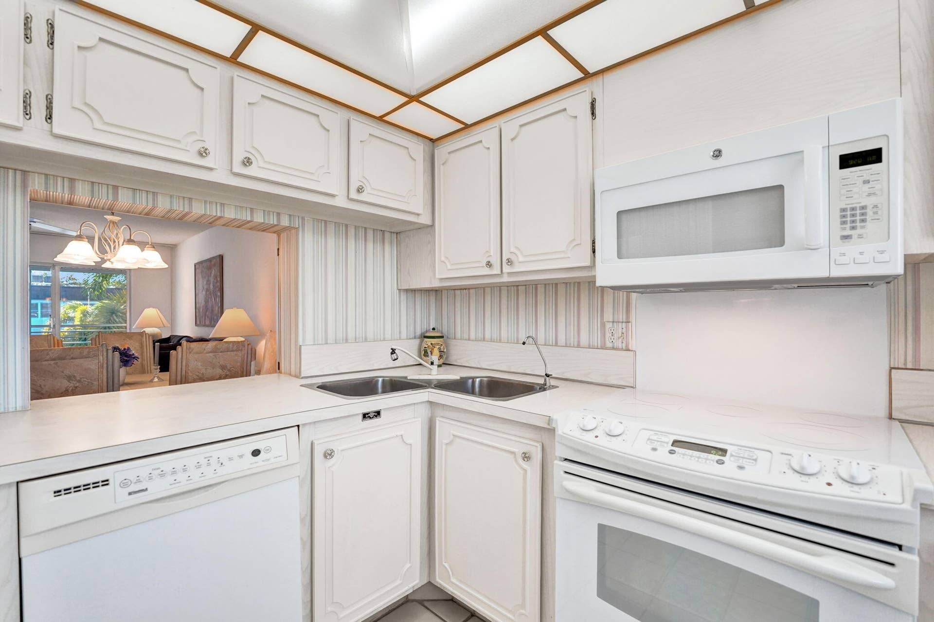Eat-In Kitchen