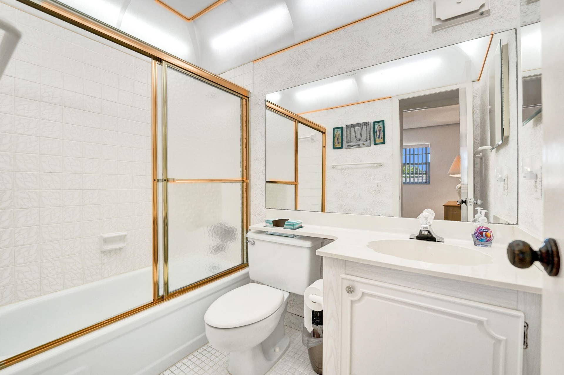 Gust Bathroom