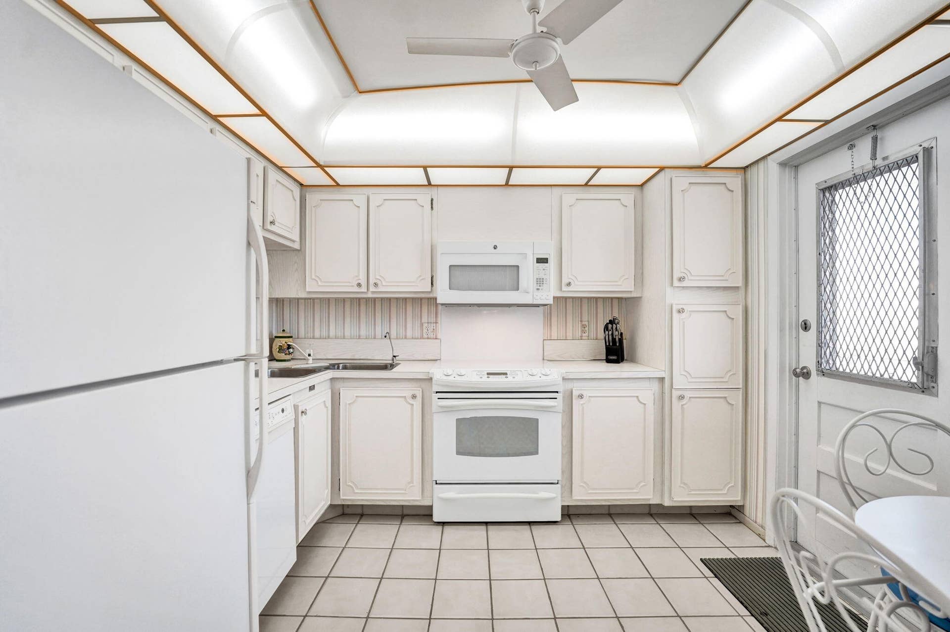 Eat-In Kitchen