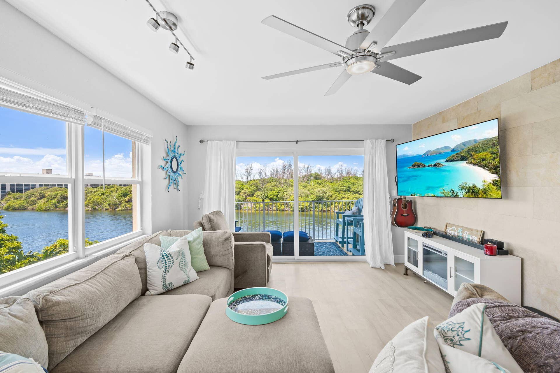 333 NE 19th Avenue, #401, Deerfield Beach, FL 33441 Living room