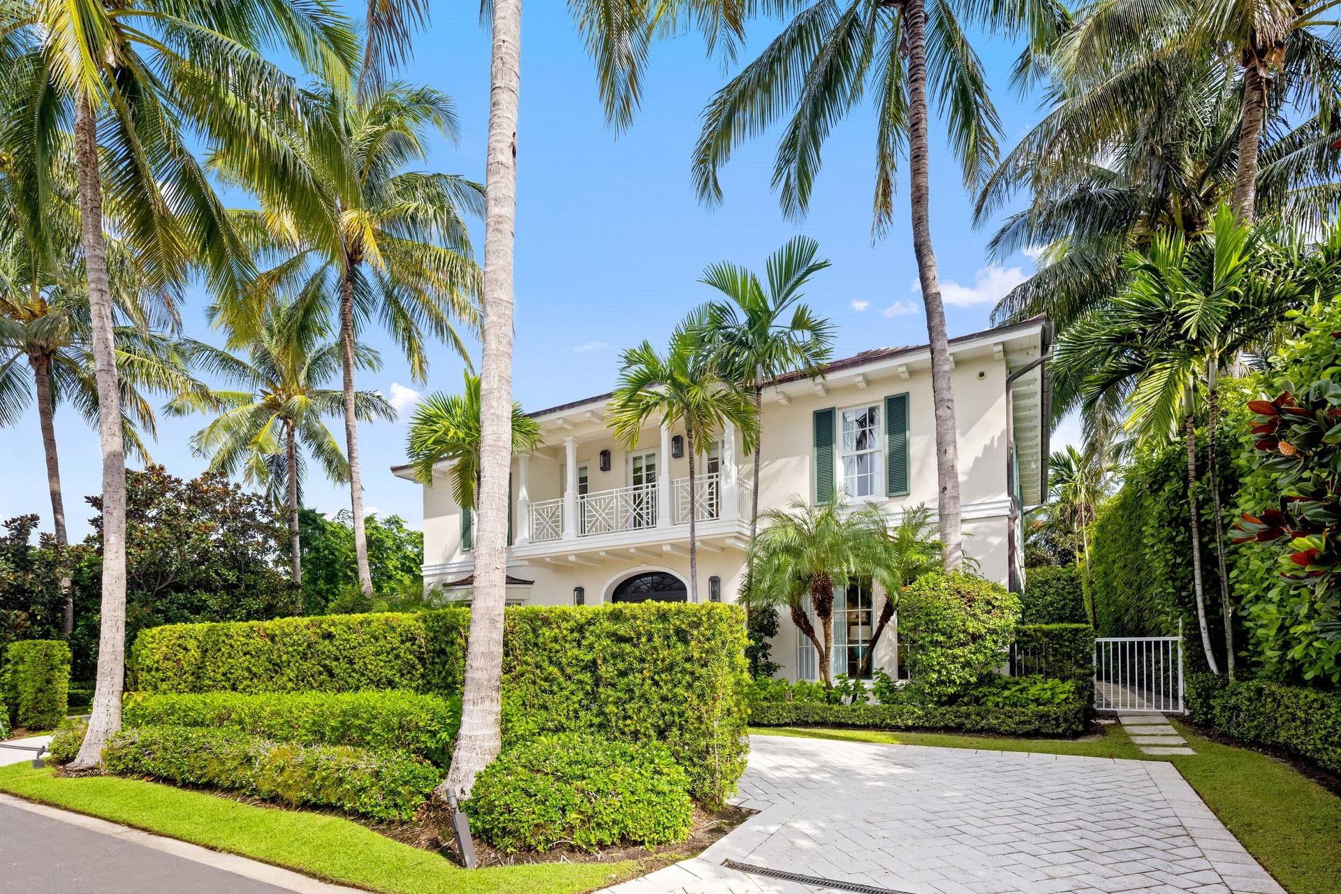 253 Jamaica Lane, Palm Beach, FL 33480 Driveway to Front