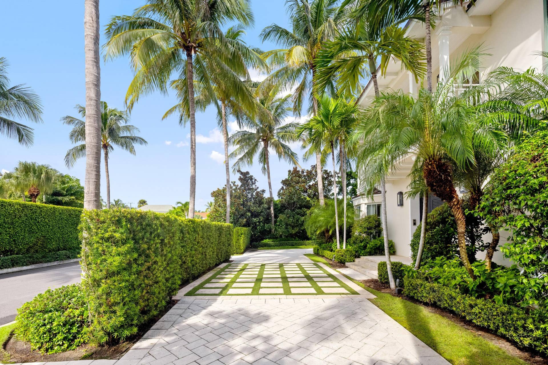 253 Jamaica Lane, Palm Beach, FL 33480 Driveway