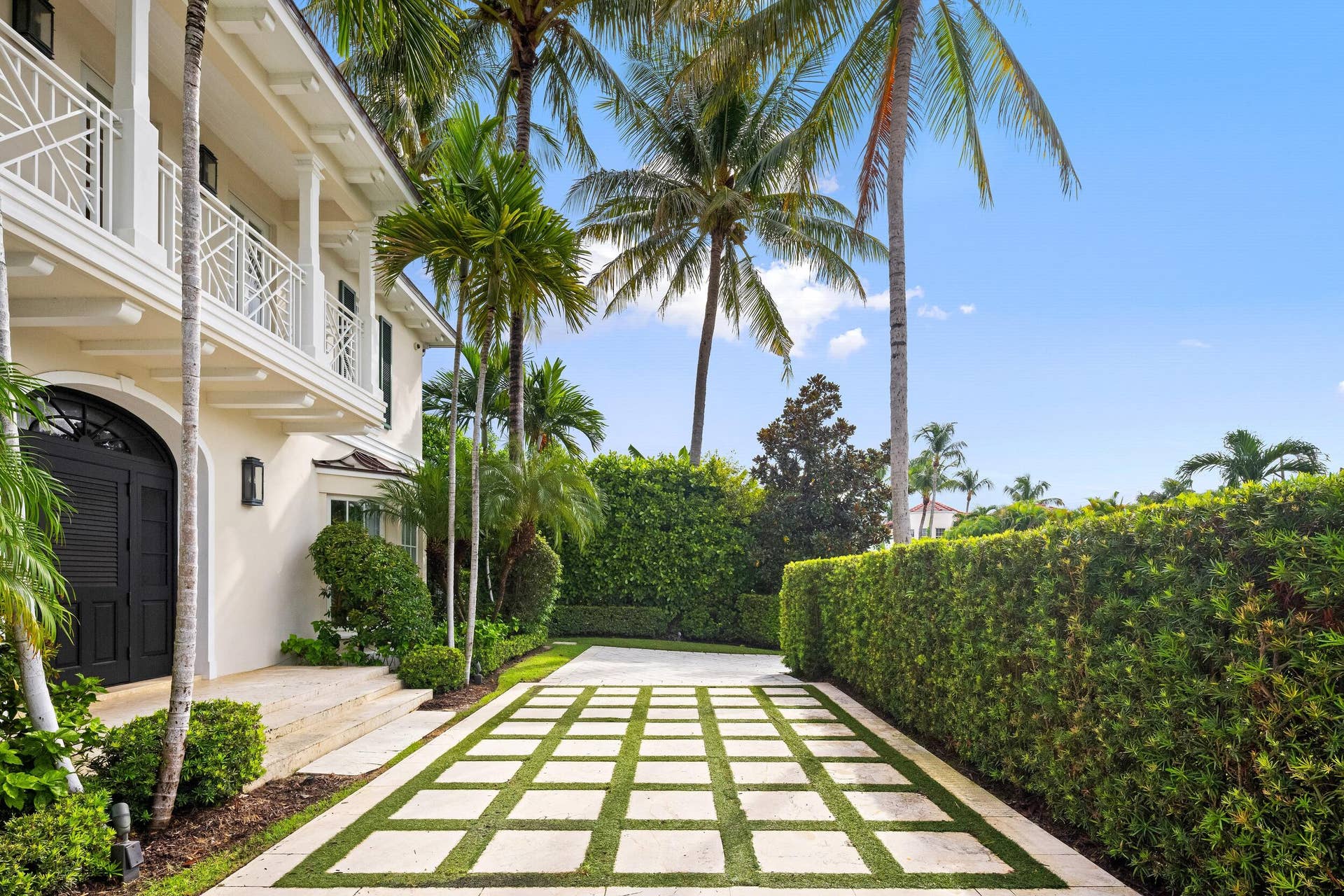 253 Jamaica Lane, Palm Beach, FL 33480 Driveway