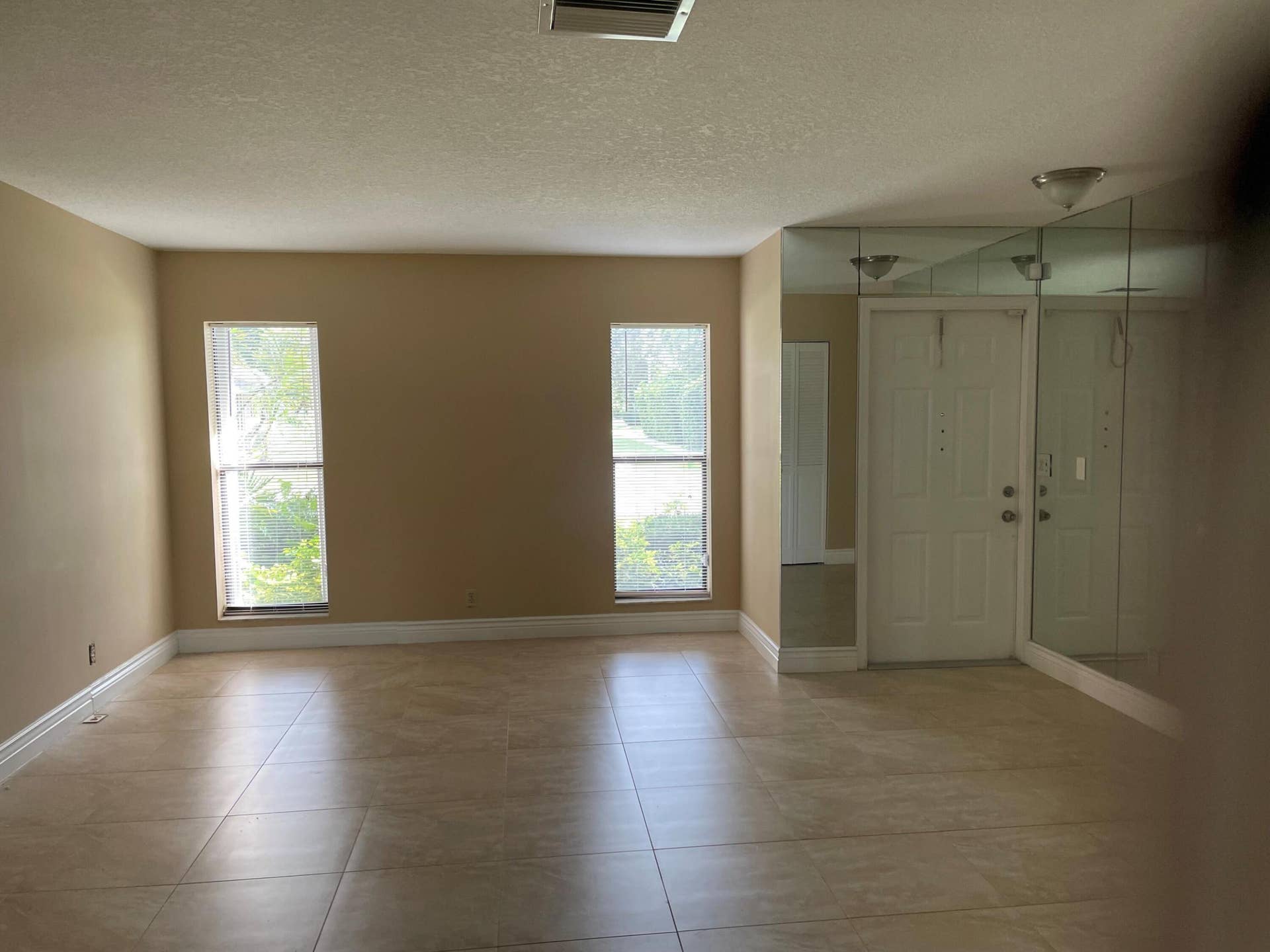 6347 Timberlakes Way, Delray Beach, FL 33484 tim living room front door view!!!