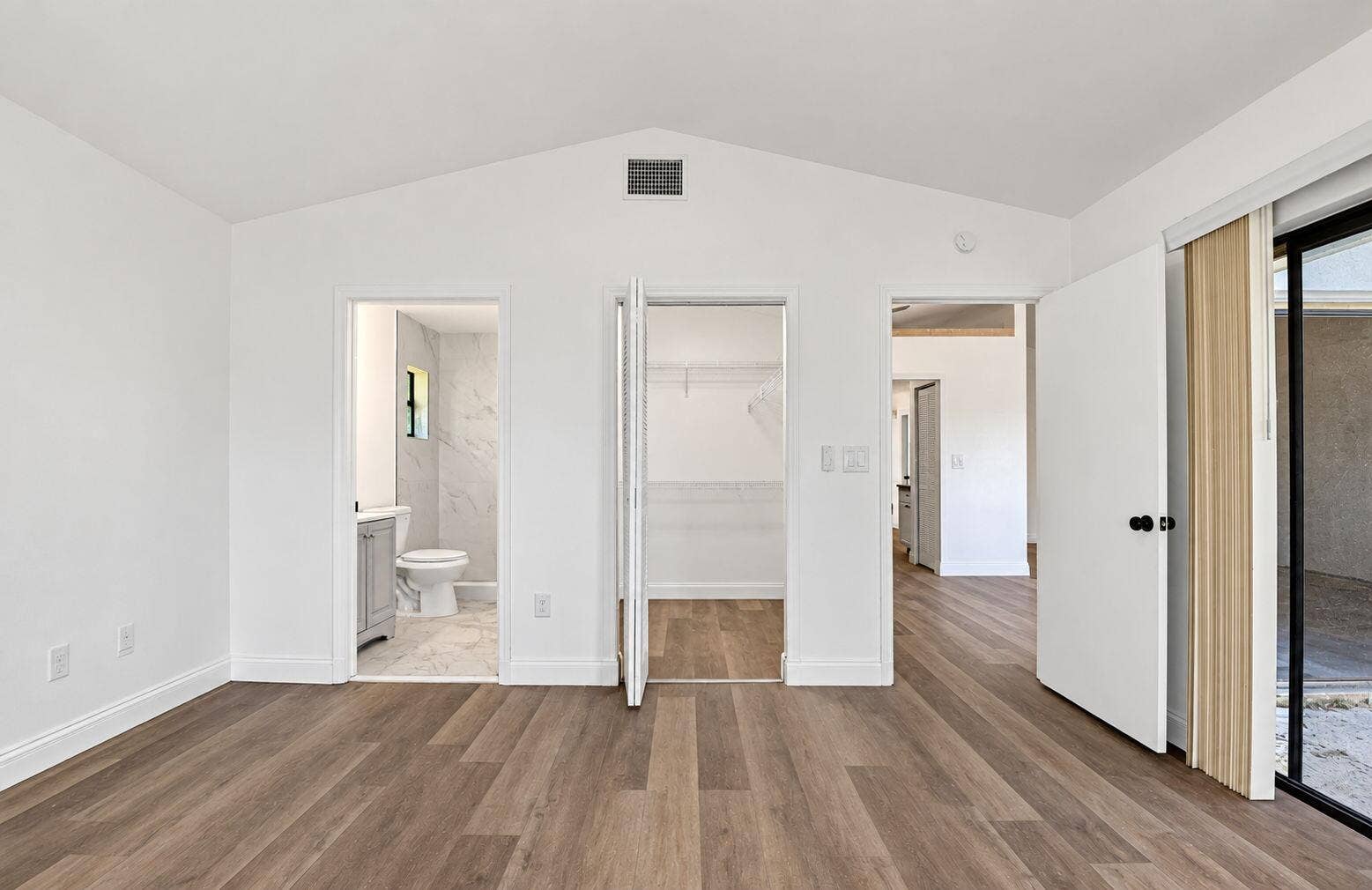 1323 Summit Run Circle, West Palm Beach, FL 33415 26-web-or-mls-Bright Modern Room with Va