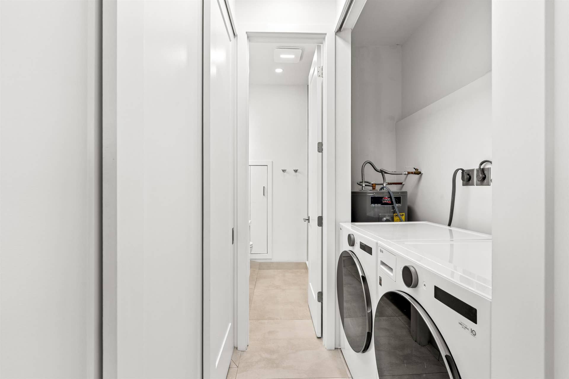 120 SE 12th Court, Pompano Beach, FL 33060 LAUNDRY_ROOM_STRAIGHT