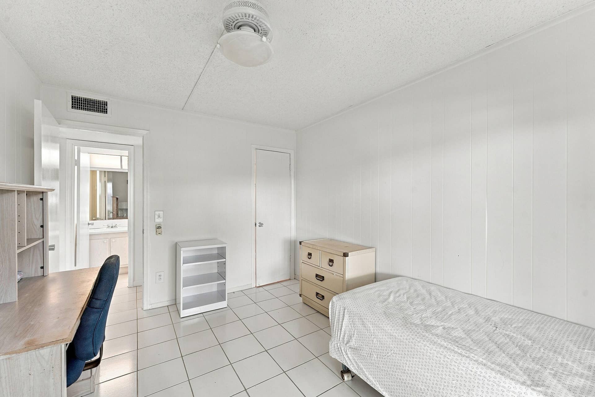 19_primary bedroom