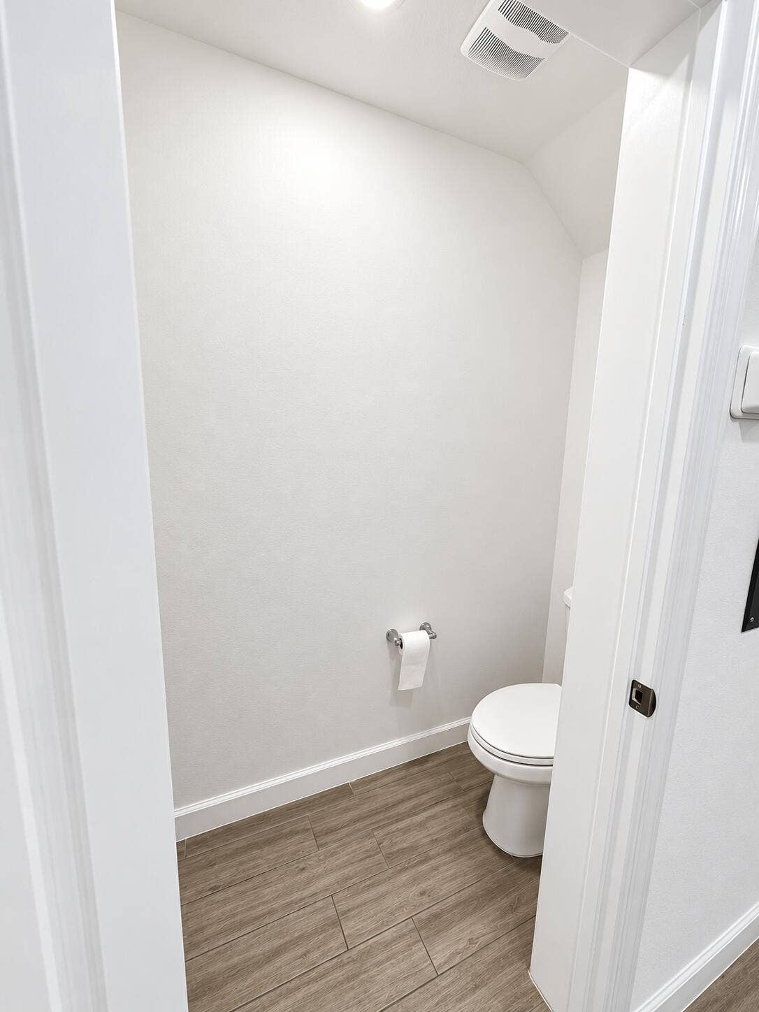 5075 Genove Place, Riviera Beach, FL 33410 Half bath
