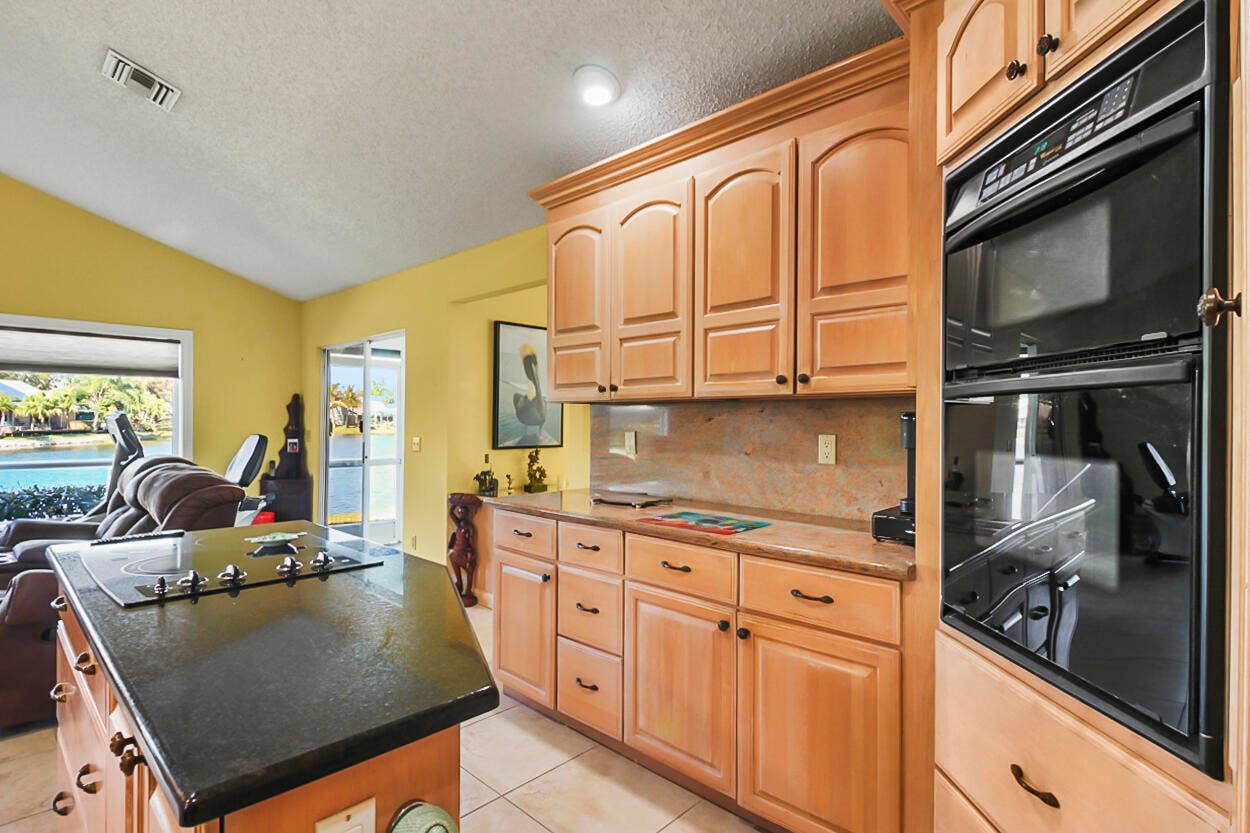 10691 SE JUPITER NARROWS Drive, Hobe Sound, FL 33455 Leth Kitchen 4