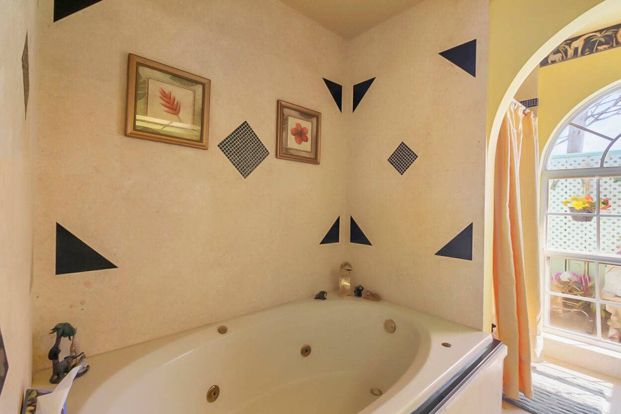 10691 SE JUPITER NARROWS Drive, Hobe Sound, FL 33455 Jacuzzi Tub