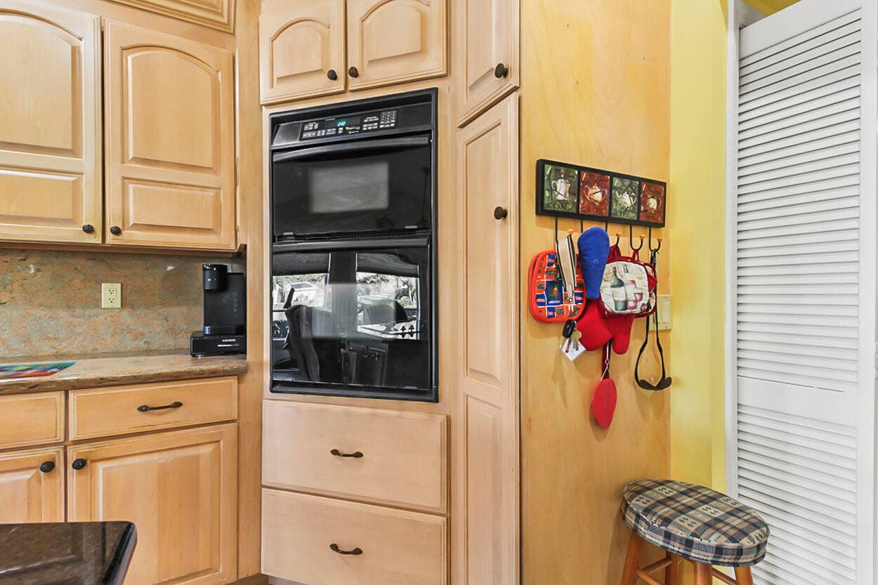 10691 SE JUPITER NARROWS Drive, Hobe Sound, FL 33455 Leth Kitchen 5