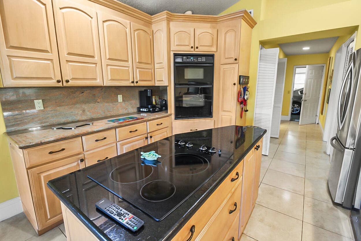 10691 SE JUPITER NARROWS Drive, Hobe Sound, FL 33455 Leth Kitchen 6