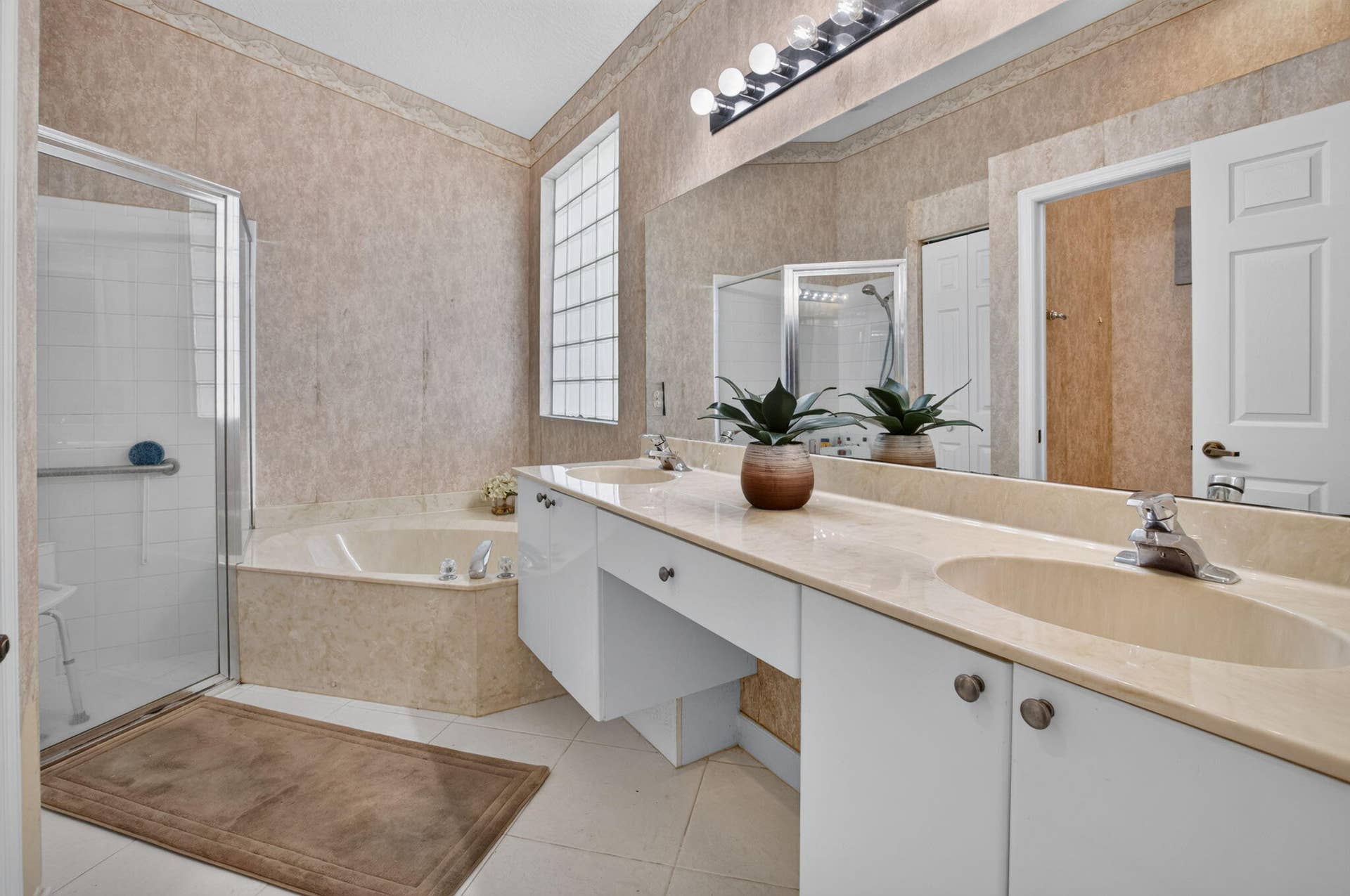 7299 Vía Genova, Delray Beach, FL 33446 primary bathroom
